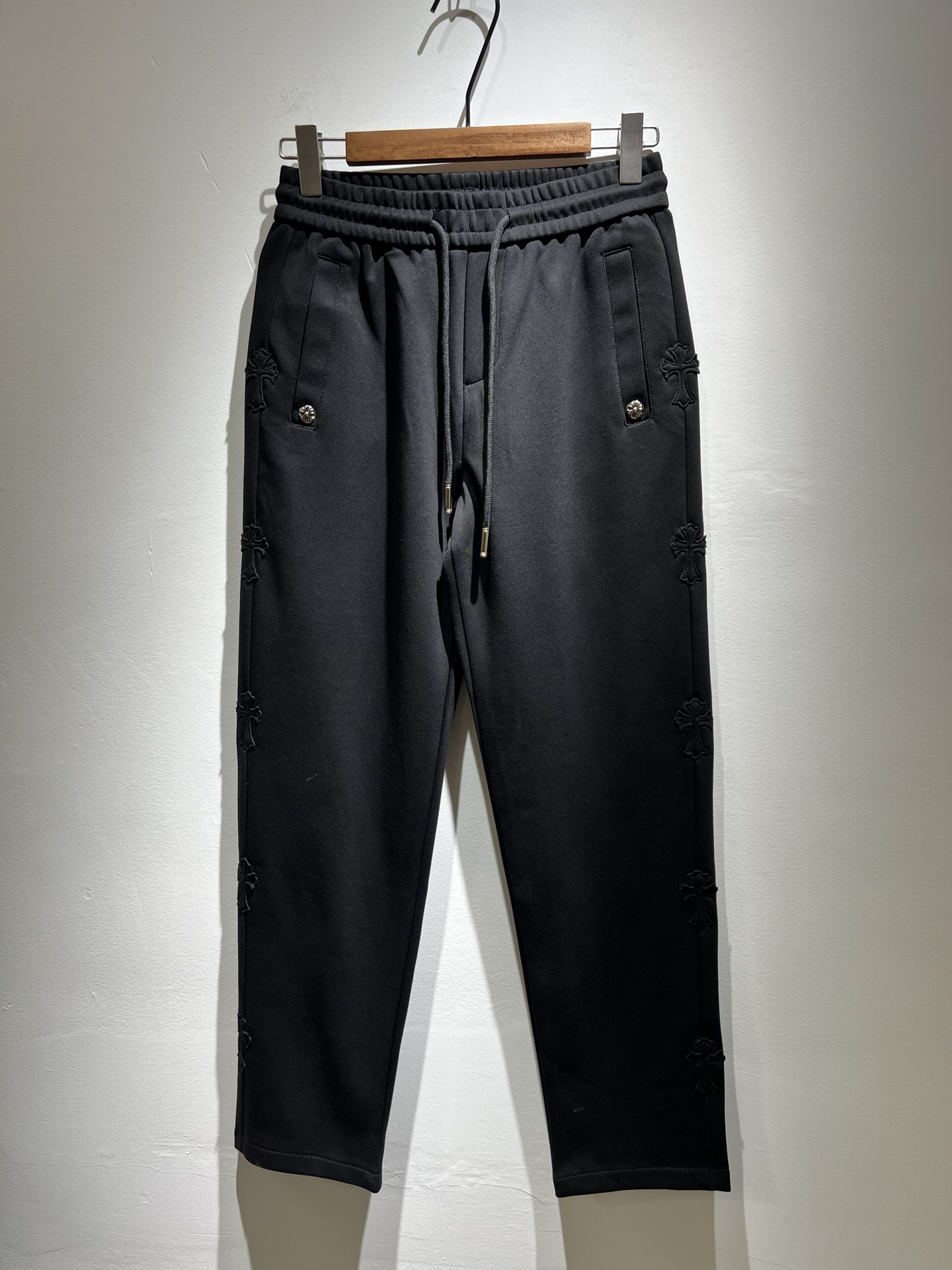 NO:134258,Chrome hear*s Ke*xin 2025 spring and summer new casual pants! 男女同款一款让你从心底认可的休闲裤,并且经过时间的推移而让你更加珍稀,潮流的高街之王,那就是潮牌chrome hear*s克*心,穿克罗心的实话讲很潮了,那就是潮爆了,潮爆街头没话说.定制原版洗水纯棉材质制成,面料手感一绝,这种舒适感穿在身上,上身真心不挑人,休闲潇洒的味道特别足,提升时尚感和颜值,并且这样的裤型特别好搭配各种类型的鞋子.辨识度就在哪里,设计裤腿logo设计！  Strong, not easy to wear, and the details are very well-established. Size M-3XL, chrome hearts, chrome hearts, alexander wang19860909Chrome hear*s克*心 2025春夏新款休闲裤！男女同款一款让你从心底认可的休闲裤,并且经过时间的推移而让你更加珍稀,潮流的高街之王,那就是潮牌chrome hear*s克*心,穿克罗心的实话讲很潮了,那就是潮爆了,潮爆街头没话说.定制原版洗水纯棉材质制成,面料手感一绝,这种舒适感穿在身上,上身真心不挑人,休闲潇洒的味道特别足,提升时尚感和颜值,并且这样的裤型特别好搭配各种类型的鞋子.辨识度就在哪里,设计裤腿logo设计！韧性足,不易磨损,细节工艺非常到位.尺码M-3XL,,chrome hearts,chrome hearts,alexander wang,Men's clothing