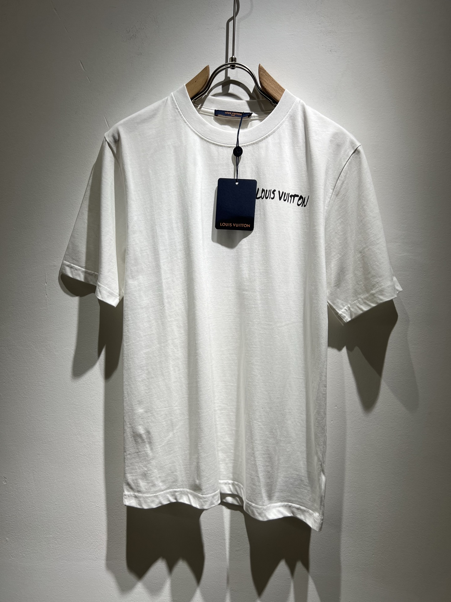 NO:136081,LouisVuitt*Louis*Deng The new series of spring and summer 2025 products are launched, a very fashionable and avant-garde short-sleeved T-shirt for men and women, with logo logo pattern and printing decoration!  Different from the past, it declares the design concept that has been passed down for many years in the brand!  Its eye-catchingness is no less than any classic style, perfectly presenting the fashionable, high-end and luxurious feeling in front of the world!  Made of imported cotton materials, selected high-quality pure cotton fabrics, soft and soft to the touch, the real thing is definitely beyond your imagination, close to the body and breathable, even if you sweat profusely, you will not feel greasy or stuffy, and will bring sweating and moisture absorption to the extreme!  Size S-2XL, louis vuitton,louis vuitton,t-shirt,tees,t-shirt,alexander wang19860909LouisVuitt*路易*登 2025春夏全新系列单品上线,非常时髦前卫的一款男女同款短袖T恤,标识logo图案印花修饰！区别于以往的不同,宣示品牌传承多年的设计理念！其吸睛度完全不亚于任何经典款式,将时髦高级感与奢华感完美呈现在世人眼前！客供进口全棉材质制成,精选优质纯棉面料,触感软糯亲肤细腻,实物到手绝对超乎你的想象,贴身无比舒适透气,即便是汗流浃背也不会有腻身及闷热感可言,将排汗吸湿性发挥到了极致！尺码S-2XL,,louis vuitton,louis vuitton,T-shirt,tees，t-shirt,alexander wang,Men's clothing