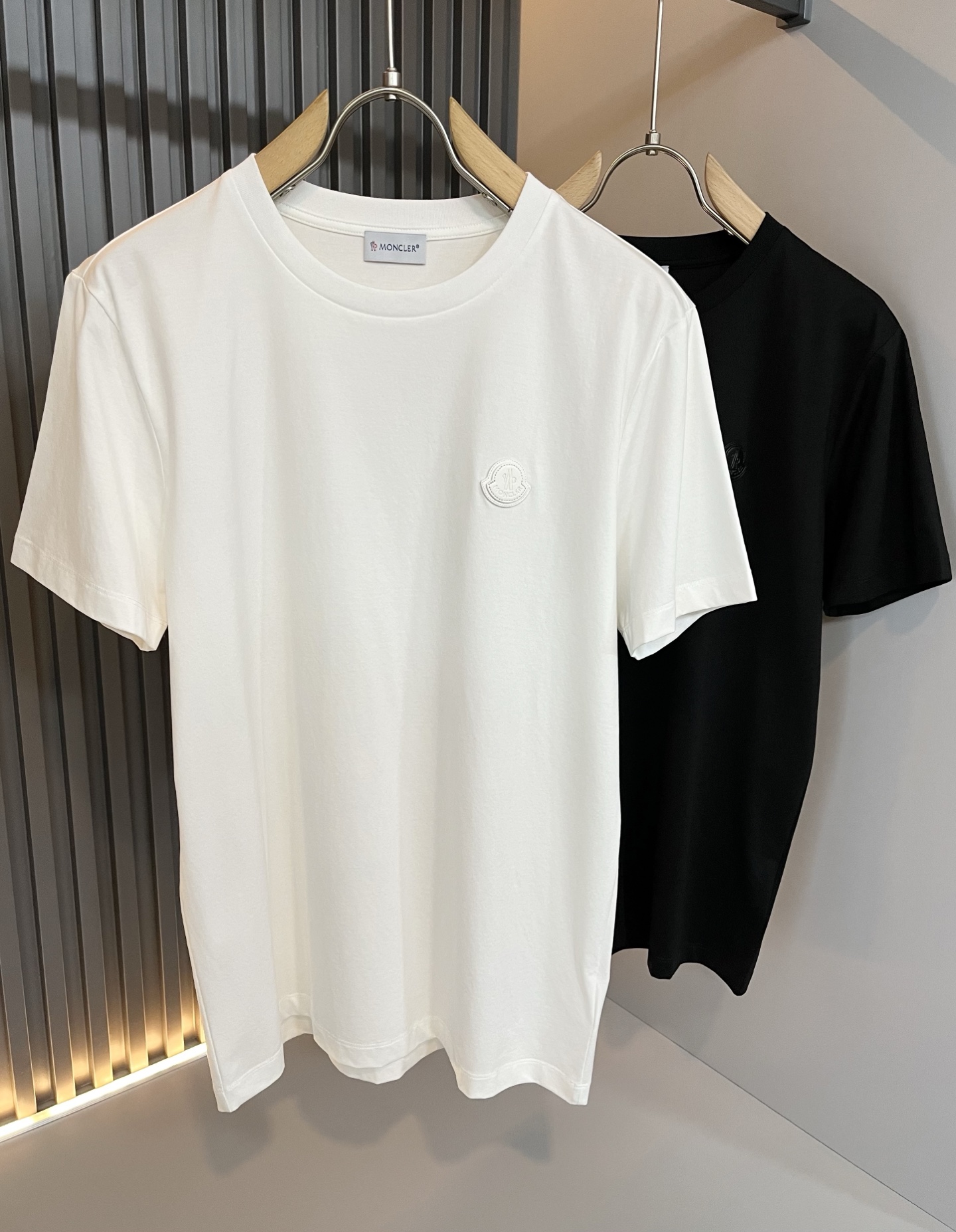 NO:134247,Moncler Mengjia 2025 Spring and Summer Men and Women's Same Style Couple Style Latest Trade Order Short-Sleeve T-shirt, Full Quality!  !  Internet celebrity style!  Designed with logo pattern badge!  The upper body is comfortable and breathable, not stiff, and the overall three-dimensional feeling is rich. Quality export orders, customized exclusive pure cotton fabric tailoring to meet the simple needs of commuters for dressing. The upper body is very effective, it looks slim and not picky about the figure. The fabric workmanship... Improper, only good craftsmanship can make you feel good and tasteful, a must-have item for everyone!  Size S-3XL, christian louboutin, T-shirt,tees, t-shirt,alexander wang19860909Moncler蒙家 2025春夏男女同款情侣款最新的贸易订单短袖T恤,全品相！！网红款！采用logo图案徽章设计！上身舒适透气,不僵硬,整体有着丰富的立体感,品质出口订单,定制专属纯棉面料剪裁,满足通勤人们对于着装的简约需求,上身效果很好,显瘦,不挑剔身材.面料做工....无可挑剔,好工艺好面料才能穿出好品味一款,人手必备单品！尺码S-3XL,,christian louboutin,T-shirt,tees，t-shirt,alexander wang,Men's clothing