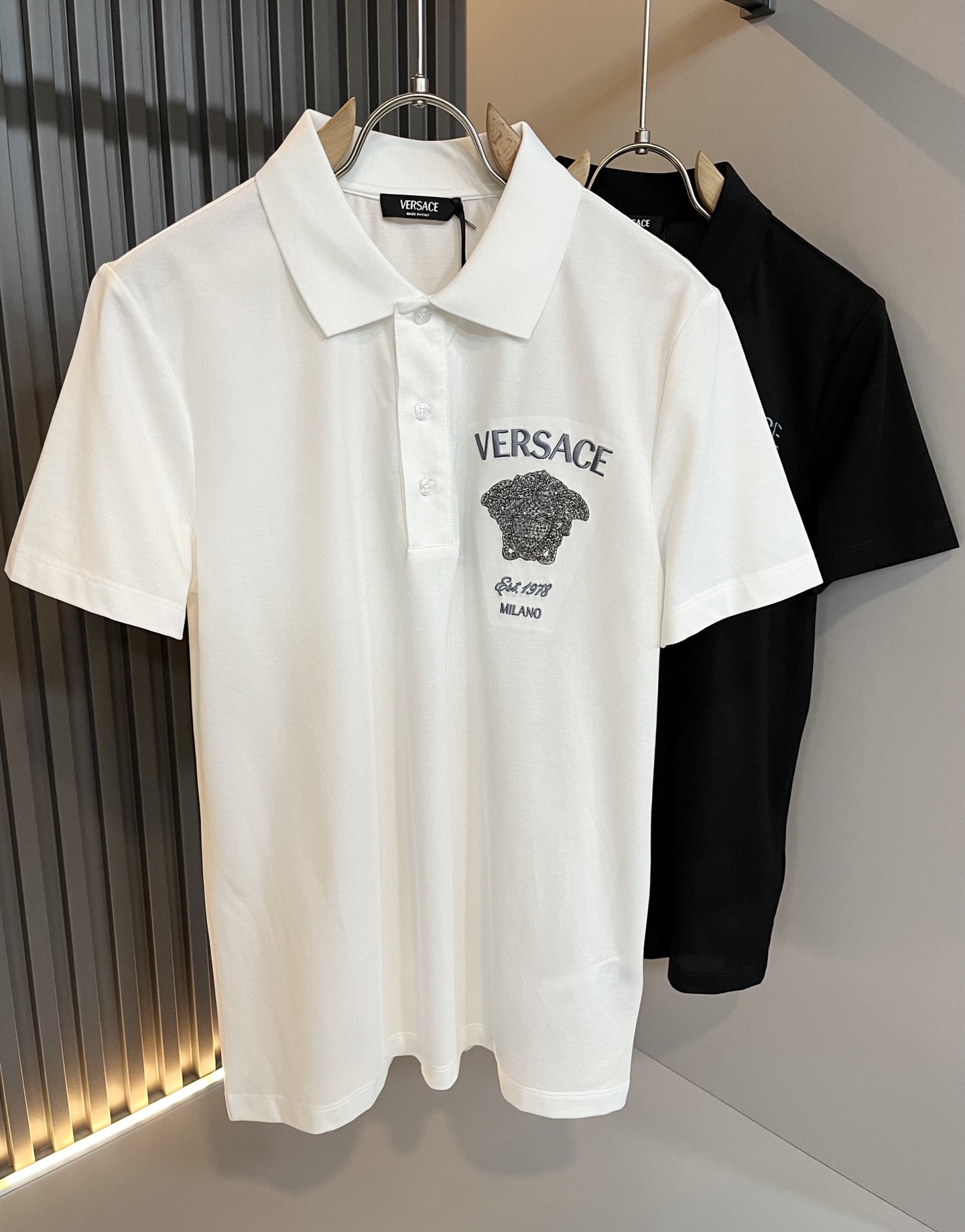 NO:134241,VER**CE Fan*zhe 2025 early spring new product!  Trade channel orders, Queen Medusa embroidered LOGO lapel Polo shirt made in Italy, luxury quality achieves fashion status!  The selected customer-supplied bead floor cotton fabrics are made through the printing process. The details and touch are invincible, and the breathability is refreshing and pleasant. The first choice for elegant men is to show their high-profile beauty, and the exquisite craftsmanship is impeccable!  Thick texture, simple without losing style, daily leisure without any pressure~ Size S-3XL, alexander wang19860909VER**CE范*哲 2025早春新款新品！贸易渠道订单,美杜莎女王刺绣LOGO翻领Polo衫意大利制作,奢华品质成就时装地位！ 精选客供珠地棉面料,经由印花工艺过程制作,细节感和触感柔更是无敌,透气性更是清爽宜人,优雅男士的首选尽显高姿态尤物,精湛的工艺无懈可击！质感厚实,简约而不失格调,日常休闲毫无压力～～尺码S-3XL,,alexander wang,Men's clothing