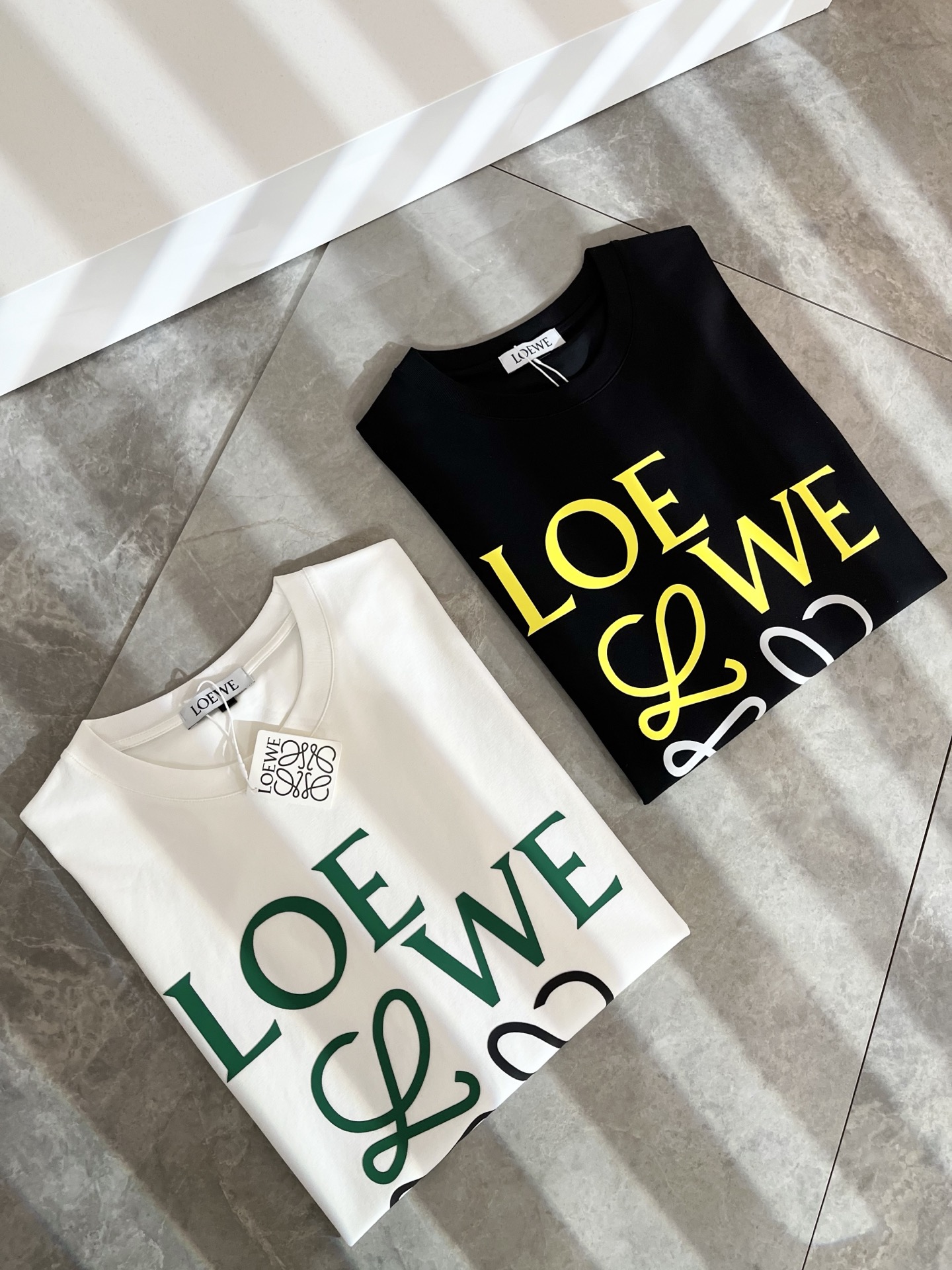 NO:141742,LOE*WE Luo*We 2025 spring and summer new short-sleeved T-shirt for men and women, original Italian order channel, very personalized and high-end style, logo pattern offset printing technology design!  Couple pure cotton short-sleeved T-shirt!  !  The latest fashion trends and popular products are here, and it is another simple and high-end fashion item. It is a fashion product with very high-end outfit charm. It is a must-have item for fashion trends!  Original Italian manufacturer channels, special-level orders, and released at the same time as Hong Kong, Macao and Taiwan buyers. This model is also the latest popular product of Luo Yiweijia this year and the most classic product. Its specifications and grades are beyond doubt!  !  The choice is very diverse, and it can be said that this model naturally has a fresh and natural feeling, showing the brand charm and high-end feeling. The texture of this model is very good, and the heavy weight and brilliant skin-friendliness that can be seen with hands are even better, and it is a complete enjoyment of wearing!  !  Size: M-3XL, loewe, loewe, T-shirt,tees, t-shirt,alexander wang19860909LOE*WE罗*威 2025春夏新款男女同款短袖T恤,意大利原厂订单渠道,极具个性高级风,标志logo图案压胶印花工艺设计！情侣款纯棉短袖T恤！！最新时尚潮流人气产物驾到,又是一款简约高级的时尚单品,穿搭魅力十分高级不俗的时尚产物 ,时尚潮流必备单品！意大利原厂渠道,特供级别订单,同步港澳台买手店发布,此款也是罗意威家今年的最新人气产物,也是最经典的产物,其规格跟档次更是毋庸置疑！！ 选择极具多样化,言而喻此款自然具备那种清新自然的感觉,彰显品牌魅力与高级感,此款的质感十分的到位,用手可以感知的重磅跟出彩亲肤程度更是上佳,十足的穿着享受！！尺码: M-3XL,,loewe,loewe,T-shirt,tees，t-shirt,alexander wang,Men's clothing