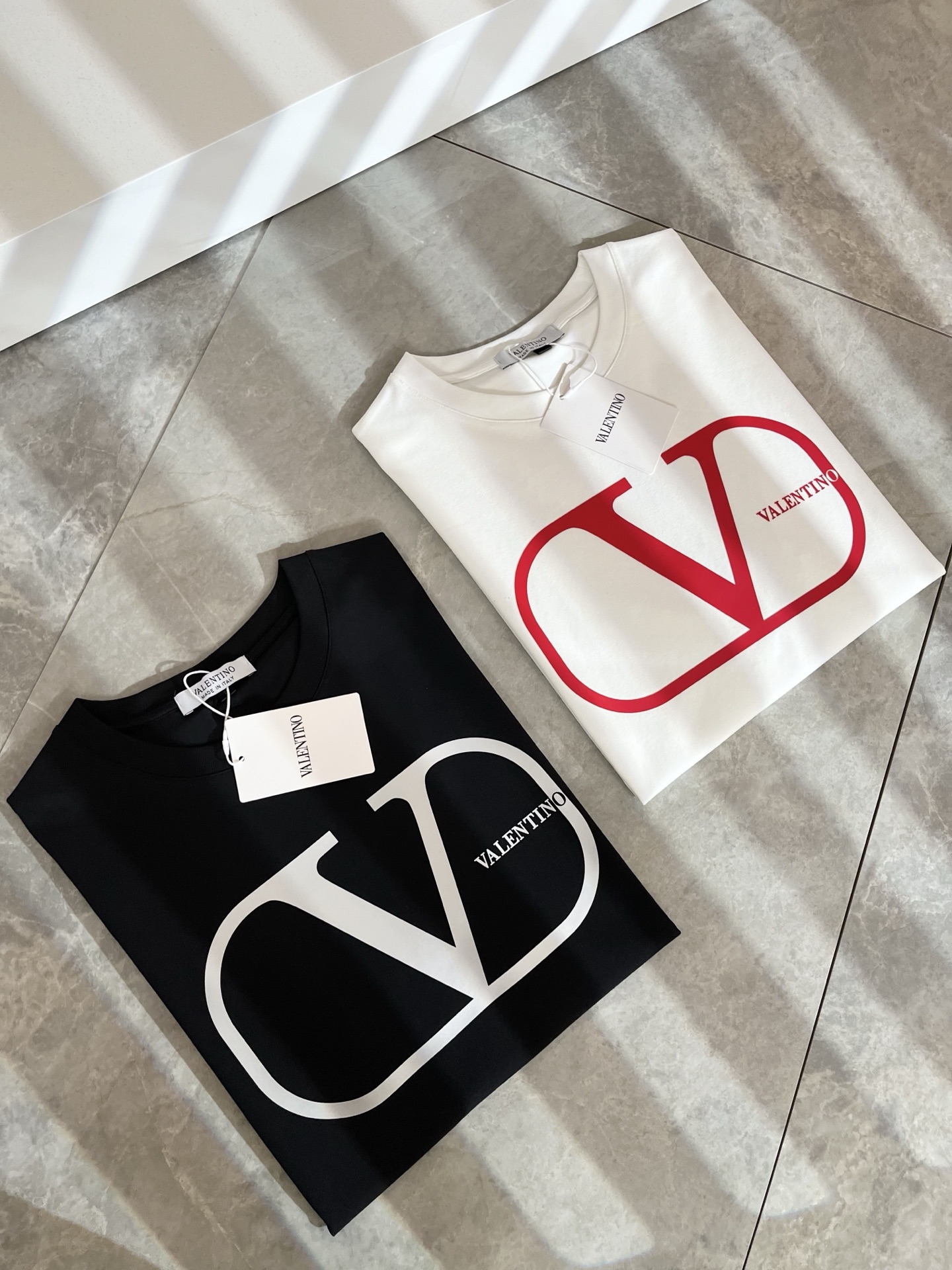 NO:141745,VALENTI*O Warren*nu~Counter style, 2025 spring and summer new short-sleeved T-shirt, chest logo velvet design!  Simple, fashionable and young, versatile style, and a young and elegant upper body feel!  It will never be outdated. All major counters are listed simultaneously. The orders of goods, workmanship and details of the foreign trade full-quality trading company are very well-established, and they are very particular. The fabric is made of 260g pure cotton fabric!  The upper body is comfortable and breathable, and the overall feels very crisp. It is worn on a daily basis. Whether it is worn alone or in the inner wear, it is simple and brilliant. Casual men and women should not miss it. Size M-3XL, valentino, valentino, T-shirt, tees, t-shirt, alexander wang19860909VALENTI*O华伦*奴～柜台款、2025春夏新款短袖T恤衫,胸前logo压绒设计！简单时尚而年轻,百搭风格,上身感很年轻优雅！永远不会过时.各大柜台同步上市,外贸全品相贸易公司订单货品,做工和细节部位非常到位,非常讲究.合体的剪裁.面料采用260g纯棉面料！上身舒适透气,整体又有很好的挺括感,日常基础穿着.不管单穿还是内搭,简简单单就很出彩,休闲男女不容错过.尺码M-3XL,,valentino,valentino,T-shirt,tees，t-shirt,alexander wang,Men's clothing