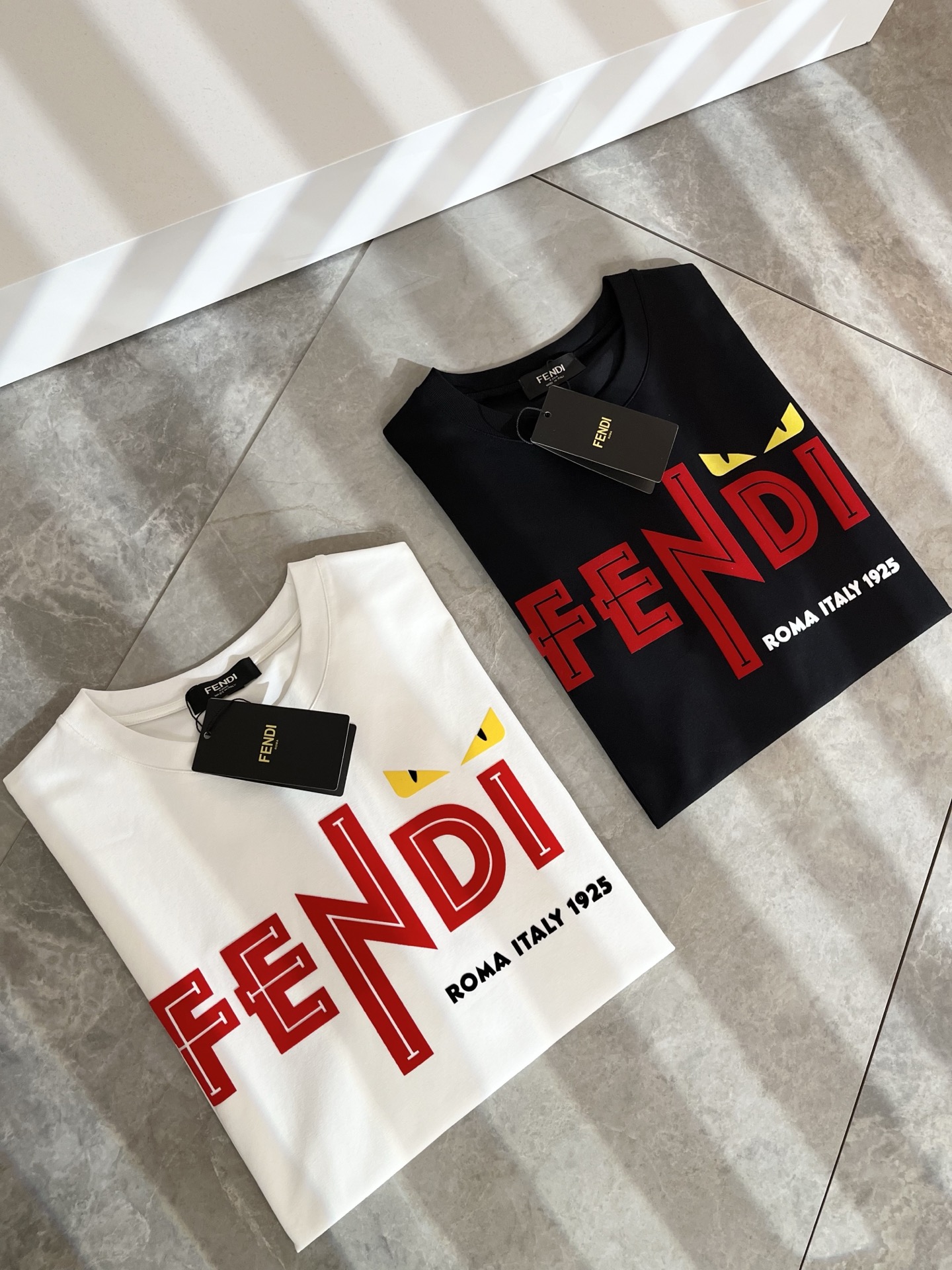 NO:141751,FEN*I FEN*Di's new spring and summer 2025 FD family FF men and women short-sleeved T-shirt, versatile and minimalist short-sleeved shirts for men and women. Original Italian orders, popular FD family items, simple and pure colors. The FD family's enduring iconic products, high-quality products with full representation and full specifications, and high-quality products that all FD fans are worth buying!  Pure Yidian channel orders, high-end and popular products from the FD family, very popular items at the moment, and iconic letter logo pattern velvet modification!  High-end goods worth keeping and giving away to others!  It is trendy and beautiful, with a full sense of trendy atmosphere, and has a very high level and specifications. It uses a very classic black and white color combination, giving people a strong visual impact and has a very high recognition. It is top-quality exclusive pure cotton fabric, created with a soft, delicate and comfortable touch, and has a very high-end and classy appearance!  Perfectly interprets the charm of the brand and leaves a deep impression. It is more fashionable and charming. It has simple, elegant and fashionable upper body, and is even more stressful for outfits!  The inner wear alone is very delicious and beautiful scenery that cannot be ignored!  Size M-3XL, fendi,dior,T-shirt,tees,t-shirt,alexander wang19860909FEN*I 芬*迪2025春夏新款FD家族FF男女同款短袖T恤,男女同款百搭极简短袖.意大利原厂订单,FD家族人气单品,简约纯色系打造.FD家族经久不衰的标志性臻品,代表性十足,规格感十足的精品,所有FD粉丝都值得抢购的精品！纯正意代渠道订单,FD家族的高奢人气爆款产物,当下十分火爆的单品,标志性字母logo图案压绒修饰！值得自留和送人的高端货！新潮又好看,潮流气息感十足,档次规格感极高,并且采用十分经典的的黑白双色搭配,给人的视觉冲击感相当强烈,有着极高的辨识度,顶级专属纯棉面料,打造,触感柔软细腻舒适,品相相当高级有档次！完美诠释品牌魅力,给人留下深刻印象.更具时尚与韵味,上身简约大方时尚,对于穿搭更是毫无压力！单穿内搭都极有味道,不可忽视的靓丽风景线！ 尺码M-3XL,,fendi,dior,T-shirt,tees，t-shirt,alexander wang,Men's clothing