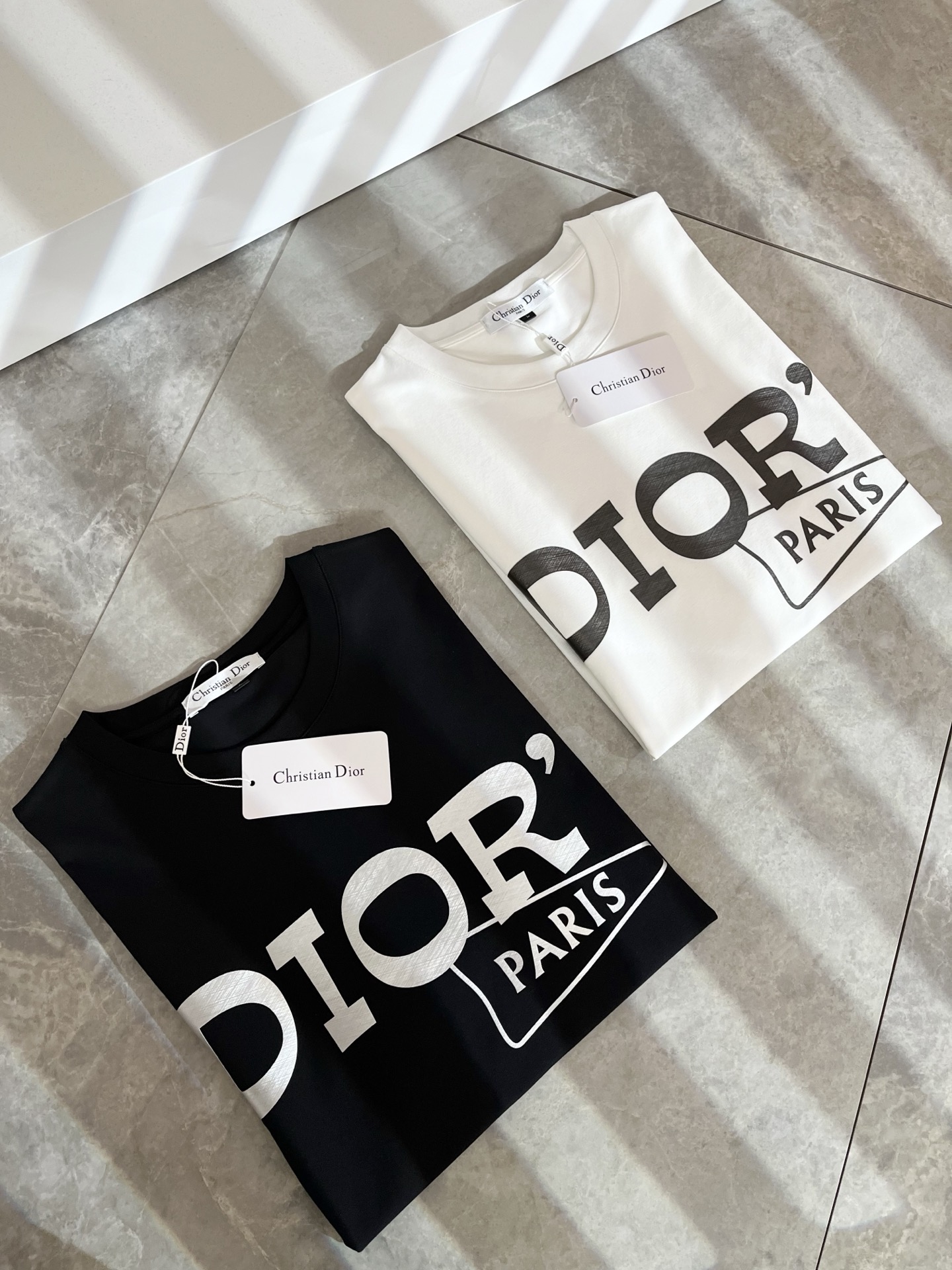 NO:833943,Dio*Dijia's new 2026 spring and summer short-sleeved T-shirts for men and women are on sale simultaneously at counters!  Customized exclusive 260g pure cotton fabric, customized original craft thread, and chest logo pattern printing craft design!  Simple and elegant, easy to match and versatile, extremely high-grade, perfectly integrated into fashion and style, it is a top-notch fashionable style that is perfect for outer wear!  The whole thing gives people a natural feeling!  The ultimate classic versatile short-sleeved T-shirt, designed with the latest three-dimensional letter logo laminated elements!  The ultimate heavy work, the ultimate perfection!  Fans who pursue high quality should rush to buy it by themselves, and we sincerely invite all fans who know the goods to appreciate this model together!  !  Color Black White Size M-3XL,,dior,dior,T-shirt,tees,t-shirt,19860909Dio*迪家 2026春夏新款男女同款短袖T恤,专柜同步发售！定制专属260克纯棉面料,定制原版工艺螺纹,胸前logo图案印花工艺设计！简约大方,从容百搭,档次极高,完美融入时尚还有风情感一款完美符合外穿的顶尖时髦气质款！整体给人浑然天成的感觉！极致经典的百搭型短袖T恤,采用最新的立体字母logo压胶元素设计！极致的重工极致的完美！追求高品质的粉丝们请自行抢购,诚邀所有识货的粉丝一同鉴赏此款！！颜色黑色 白色 尺码M-3XL,,dior,dior,T-shirt,tees，t-shirt,,Men's clothing