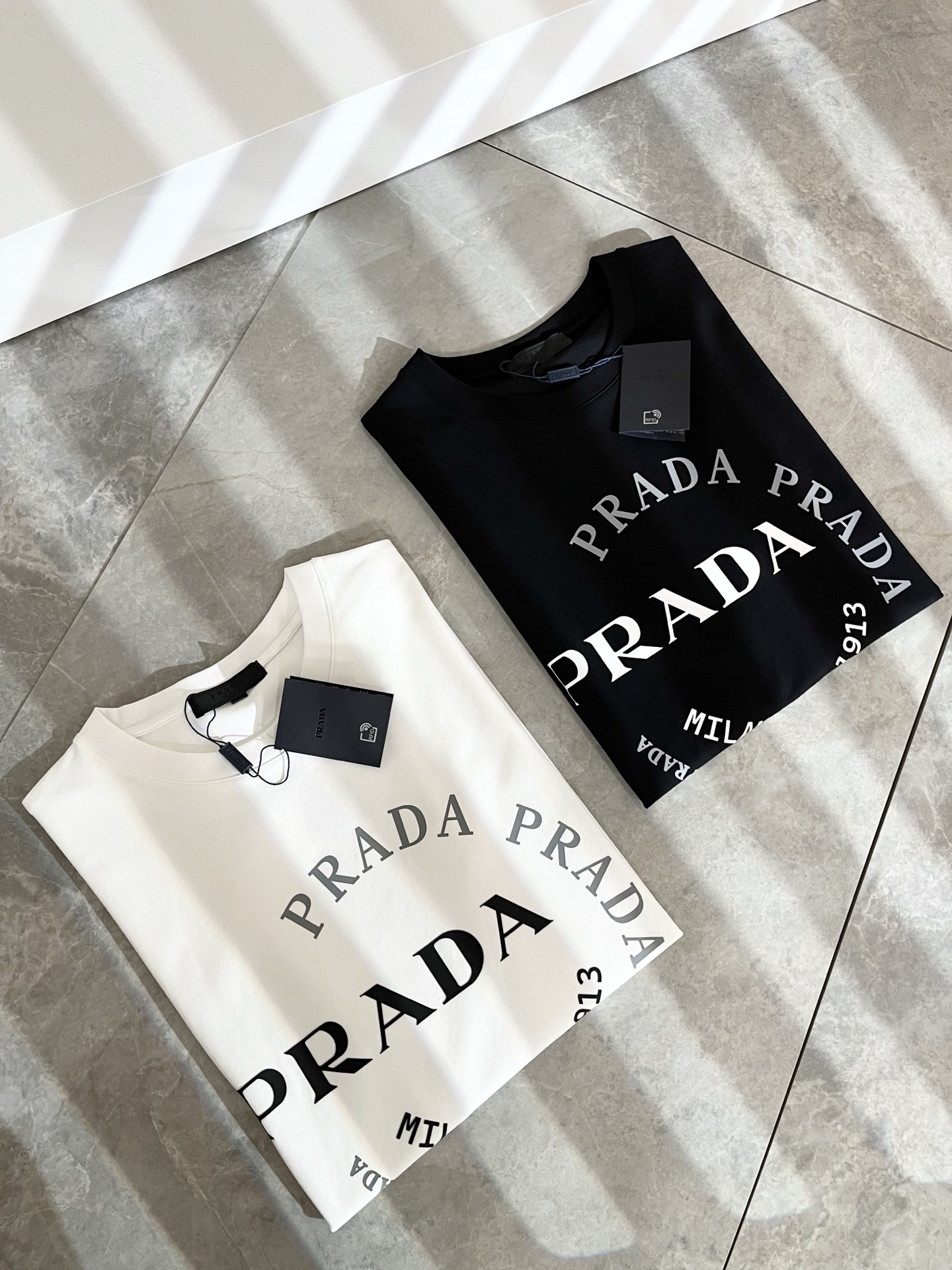 NO:141748,PRAD*A Pu*da 2025 spring and summer new short-sleeved T-shirt for men and women, the latest model is exclusively available on the entire network!  !  ~ It is classic and fashionable and versatile, who doesn’t like it? It will show the classic again. It is very pleasing to the eye and comes with a low luxury halo and recognition!  Pr*da's traditional brand concept and modern advanced technology are perfectly combined. Coupled with the extremely modern and simple design, P's exclusive logo pattern offset printing design!  Customized 100% imported pure cotton fabric!  The texture of this model is quite touching, the specifications and grades are known with tentacles. The degree of delicateness and breathability are top-notch!  Size M-3XL, prada, T-shirt,tees, t-shirt,alexander wang19860909PRAD*A普*达2025春夏新款男女同款短袖T恤,最新款全网独家首上！！~既经典有时尚百搭,谁不爱啊,将经典再次展现,非常的耐看,自带低奢光环与辨识度！Pr*da传统的品牌理念和现代化的先进技术进行了完美结合.加上极其现代摩登风范的简约设计,p家专属logo图案压胶印花设计！定制百分百进口纯棉面料！此款的质感相当感人 触手便知规格档次 细腻程度与透气效果堪称顶级！尺码M-3XL,,prada,T-shirt,tees，t-shirt,alexander wang,Men's clothing