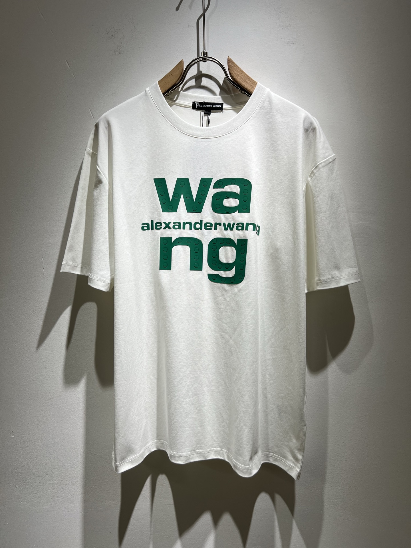 NO:136078,Alexander McQue*n 2025 spring and summer models for men and women, short-sleeved T-shirts for men and women. Limited-time European regions, heavyweight stunning items, official website for sale. A luxury first-tier brand royal fabric factory woven, original customized 260G pure cotton fabric!  The latest logo pattern design of the breast this quarter!  Continue the charm of classic design style!  It feels soft and comfortable, with no burden on your clothes, moisture absorption and breathability, full of quality, and is extremely versatile, both inside and outside, and is very outstanding!  Size M- 3XL, alexander mcqueen,T-shirt,tees,t-shirt,alexander wang19860909Alexander McQue*n亚历*大·麦昆2025春夏款男女同款短袖T恤.欧洲区域限定发售,重磅级尤物单品,官网在售系列.奢侈一线大牌的御用面料厂织造,原版定制260G纯棉面料！胸口这一季度最新压胶字母logo图案设计！延续经典设计风格魅力！手感柔软 舒适,穿着无累赘感,吸湿透气,品质感十足,极为百搭系无论内搭还是外穿都非常出彩！尺码M- 3XL,,alexander mcqueen,T-shirt,tees，t-shirt,alexander wang,Men's clothing