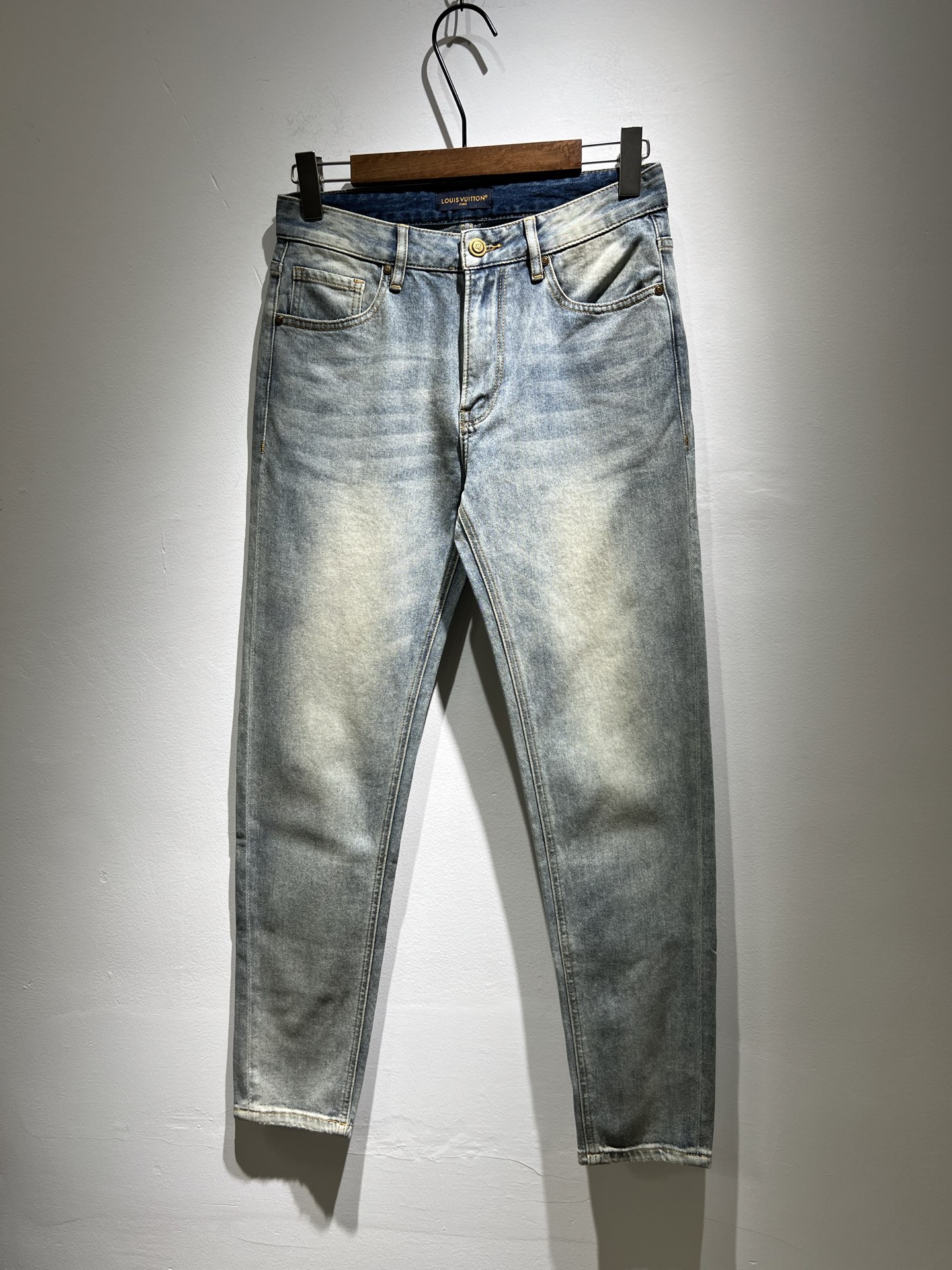 NO:132922,Louis Vuitto*Louis*Deng 2025 Spring and Summer New Men's Classic Washed Small Straight Jeans. Excellent upper body performance, a versatile choice, and a great value-for-money sharing!  !  As a classic combination of simple elements for boys, the design logo waist brand pattern decoration!  The classic jeans series of Louis on the road is a legendary item in the industry and a lasting item. Many men with senior economic strength are guests of the Louis family. Countless bigwigs have performed this sentence. This is even circulated in the fashion circle. It is made of top denim jeans. After high-end washing process, it is of great grade and luxury. Nameplate waist brand hardware logo auxiliary material design!  The fabric is excellent and comfortable on the upper body, giving people a full of trendy and fashionable atmosphere, interpreting luxury and trend to the extreme. The classic, exquisite and precise straight-tube cutting design, and the thickness can be even better across all seasons!  Size 29-3835 37, louis vuitton,louis vuitton,alexander wang19860909Louis Vuitto*路易*登2025春夏新款男士经典水洗小直筒牛仔长裤.绝佳的上身性能,百搭之选,超值性价比分享！！作为男生简约元素经典搭配,设计logo腰牌图案修饰！路遇路易经典仔裤系列,这个一直是业内的传奇单品,也是经久不衰的单品,很多具有资深经济实力的男人都是路易家族的座上客,无数的大佬都曾演绎过,时尚圈更是流传这么一句话,顶级丹宁牛仔面料打造而成,经高端水洗工艺处理后,极具档次与奢华感.铭牌腰牌五金logo辅料设计！面料极好上身舒适,给人满满的潮流时髦气息,将奢华与潮流感演绎到了极致,经典精湛精准的直筒版型裁剪设计,厚度更是能横跨四季必入好款！ 尺码29-3835 37,,louis vuitton,louis vuitton,alexander wang,Men's clothing