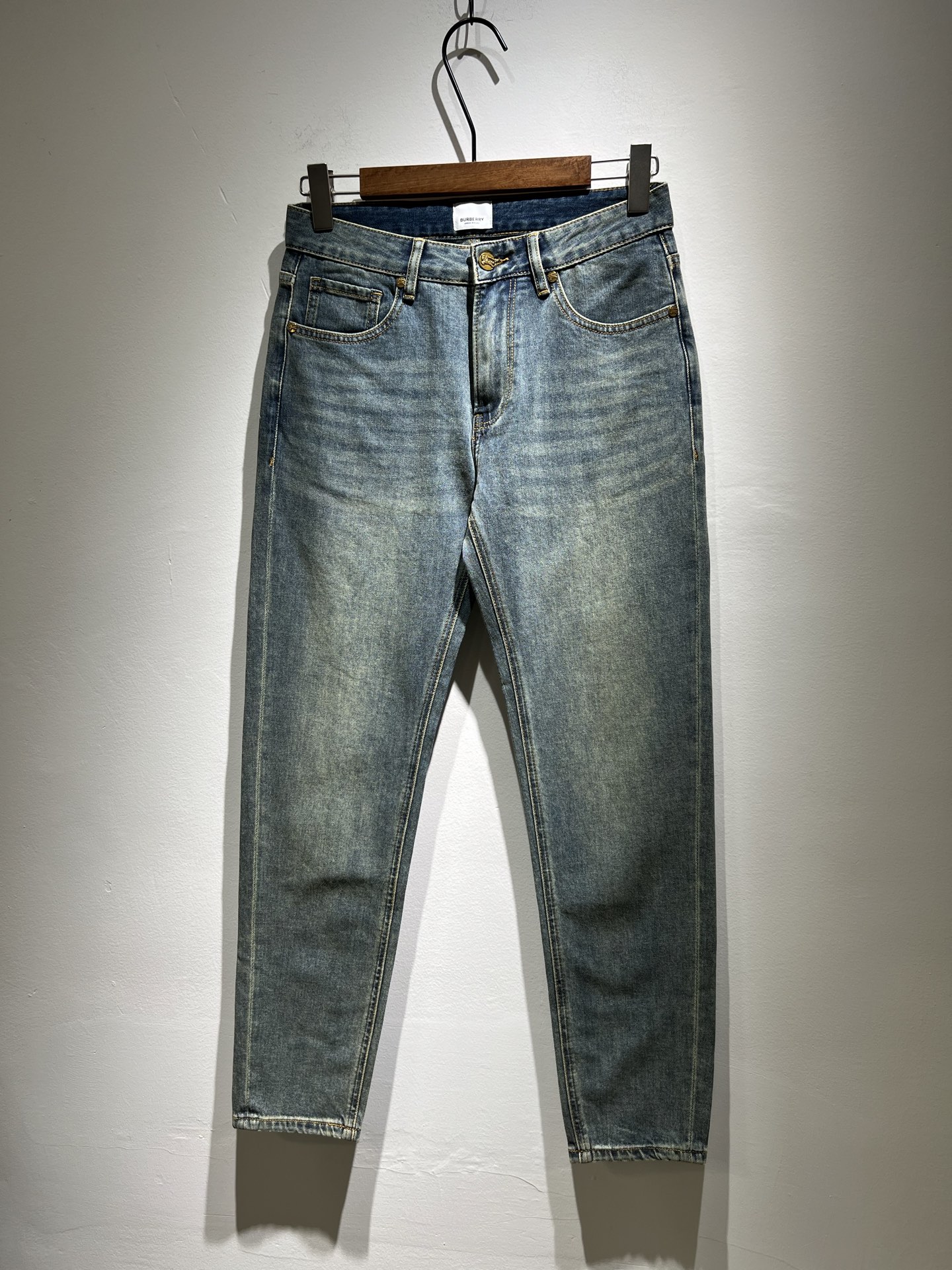 NO:132909,BURBER*Y Ba*li 2025 spring and summer new products for men's high-end casual and versatile jeans!  For BUR fans, such a grand classic design is enough to plant grass at a glance. It is the most handsome series among all BUR jeans this year. I only need to take a look and know that this will definitely be a hit product that has caused a sensation, and it is popular on the Internet. The classic slim three-dimensional tailoring style is equipped with the latest logo pattern waist brand craft design!  Very representative waist brand modification!  It simply and easily demonstrates the charm of the brand, and naturally presents specifications, grades, fashion and trendy effects. It matches the performance to easily create a high-end and high-end effect!  The top imported Japanese washing cowboy is made of cotton, and it is comfortable and breathable, and has a natural drape, which is suitable for all year round outfits!  !  This jeans are made of three-dimensional cut and straight-fitting style. The magic and practical wearability of the single match are understandable. Whether you are wearing daily clothes or appearing on the high street, it is the best choice. It is super charming!  It also demonstrates the authentic BUR original flavor, and it also perfectly shows its specifications and rank!  Obviously, this is a big and powerful product that you must collect. Whether you are a fan of BUR or not, you must collect this product and highly recommend it!  Size 29-3835 37, burberry, jeans, alexander wang19860909BURBER*Y巴*莉 2025春夏新品男士高端休闲百搭牛仔裤！对于BUR粉丝来说,这样大气的经典设计足矣一眼种草,是今年BUR所有牛仔裤当中最帅的一个系列,我只需要看一眼就知道,这绝对会是一个引起轰动的爆款,而且全网风靡,经典的修身立体剪裁版型打造,配置了最新的logo图案腰牌工艺设计！极具代表性腰牌修饰！简单轻松的彰显出品牌魅力所在,自然而然的呈现规格,档次,时髦以及新潮效果,搭配性能满分,轻松穿出高级感与高端效果！顶级的进口日本洗水牛仔棉质打造,并舒适透气感满分,且垂感自然,适合一年四季的穿搭所需！！此款牛仔裤采用了立体裁剪小直筒版型打造,其单配魔力与实穿性是无可厚非的,不管你是日常穿搭还是高街出镜都是不二之选,超具魅力！更是彰显了地地道道的的BUR原味,同时也是完美的展现了其规格和段位所在！很显然,这是一款绝对要收的重磅好货,不管你是不是BUR的粉丝,此款你都必须要收,极力推荐的好货！尺码29-3835 37,,burberry,jeans,alexander wang,Men's clothing