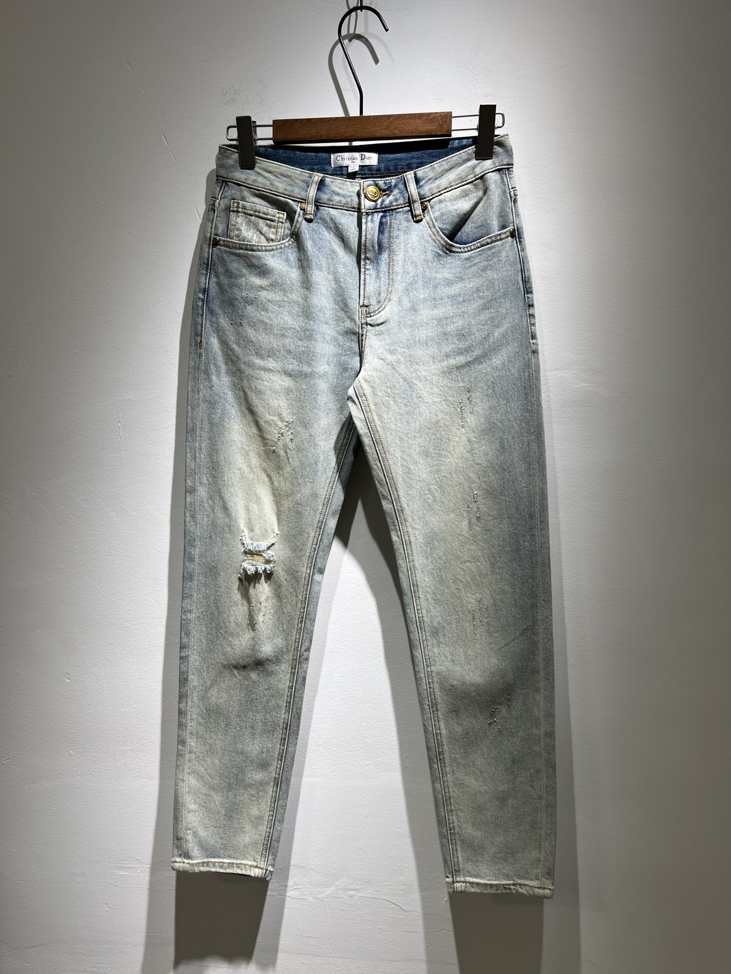 NO:132903,Dio*r Dijia 2025 spring and summer men's washing small straight jeans!  Trading company channel is awesome, excellent quality, versatile versatile pants king in the fashion circle, European and American street photography mid-to-high frequency wear demonstration, pocket design logo pressing design!  Original leather logo waist brand modification!  And it is a must-have item for luxury brands every season!  Very pure and minimalist design tone!  Adhering to the D family's consistent fashion proposition, it is quite eye-catching, and it demonstrates its ingenious craftsmanship and strongly posits its brand identity!  Customized Italian tannin fabrics are invincible in texture and have a charm, perfect style and tailoring, and excellent slimming effect. They can sweep the wardrobe and match any top set. They are widely compatible and casual, with full upper body shapes and invincible fashionable and versatile!  Size 29 -3835 37,,dior,dior,dior,jeans,alexander wang19860909Dio*r 迪家 2025春夏男士水洗小直筒牛仔裤！贸易公司渠道牛货,品相超赞,时尚圈万能的百搭裤王,欧美街拍中高频穿搭示范,口袋设计logo压胶设计！原版皮革logo腰牌修饰！且是奢侈品牌每季必出的单品！非常纯粹极简的设计基调！秉承了D家一贯的时尚主张,颇具看点,即彰显了匠心工艺又有力的标榜了品牌身份！客供意大利定制丹宁面料,质感无敌赞,颇具韵味,版型剪裁完美,提臀修身显瘦效果极佳,可横扫衣橱任何的上装搭配,兼容性广泛,休闲兼备,上身型款十足,无敌的时髦百搭神品！尺码29 -3835 37,,dior,dior,dior,jeans,alexander wang,Men's clothing