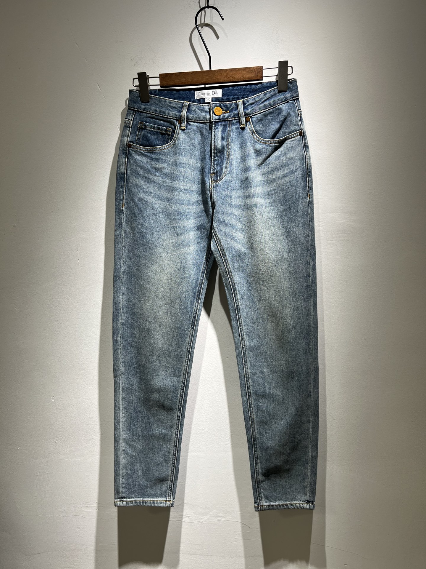 NO:132906,Dio*r Dijia 2025 spring and summer men's washing small straight jeans!  Trading company channel is awesome, with excellent quality, versatile versatile pants king in the fashion circle, European and American street photography mid-to-high frequency dressing demonstration, pocket design logo printing design!  Original leather logo waist brand modification!  And it is a must-have item for luxury brands every season!  Very pure and minimalist design tone!  Adhering to the D family's consistent fashion proposition, it is quite eye-catching, and it demonstrates its ingenious craftsmanship and strongly posits its brand identity!  Customized Italian tannin fabrics are invincible in texture and have a charm, perfect style and tailoring, and excellent slimming effect. They can sweep the wardrobe and match any top set. They are widely compatible and casual, with full upper body shapes and invincible fashionable and versatile!  Size 29 -3835 37,,dior,dior,dior,jeans,alexander wang19860909Dio*r 迪家 2025春夏男士水洗小直筒牛仔裤！贸易公司渠道牛货,品相超赞,时尚圈万能的百搭裤王,欧美街拍中高频穿搭示范,口袋设计logo印花设计！原版皮革logo腰牌修饰！且是奢侈品牌每季必出的单品！非常纯粹极简的设计基调！秉承了D家一贯的时尚主张,颇具看点,即彰显了匠心工艺又有力的标榜了品牌身份！客供意大利定制丹宁面料,质感无敌赞,颇具韵味,版型剪裁完美,提臀修身显瘦效果极佳,可横扫衣橱任何的上装搭配,兼容性广泛,休闲兼备,上身型款十足,无敌的时髦百搭神品！尺码29 -3835 37,,dior,dior,dior,jeans,alexander wang,Men's clothing