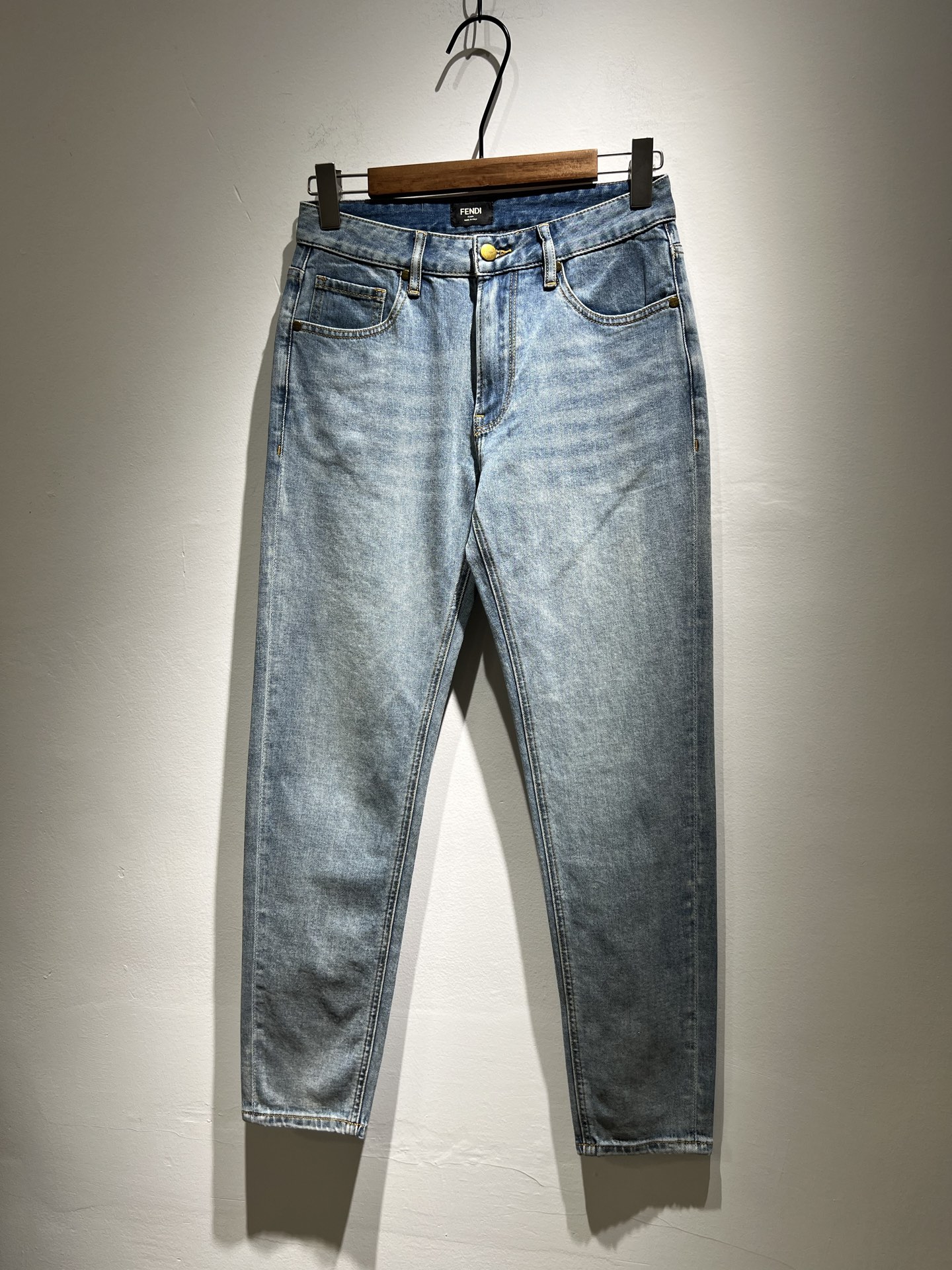 NO:132900,FEN*I FEN*Di Spring and Summer New FD Home Casual Jeans!  Original Italian orders, popular FD family items, high-quality products with full representation and full of specifications, high-quality products that all FD fans are worth buying!  Pure Yidian channel orders, high-end and popular products from the FD family, very popular items at the moment, FD's iconic hardware and leather logo waist brand design!  !  Trendy and beautiful, full of trendy atmosphere, extremely high grade and specifications, giving people a strong visual impact, with extremely high recognition, top-grade denim fabric, created, soft, delicate and comfortable, and the quality is quite high-end and classy!  Perfectly interprets the charm of the brand and leaves a deep impression. It is more fashionable and charming, simple, generous and fashionable, and has no pressure on the outfit!  Size 29-3835 37, fendi,dior,jeans,alexander wang19860909FEN*I 芬*迪2025春夏新款FD家休闲牛仔裤！意大利原厂订单,FD家族人气单品,代表性十足,规格感十足的精品,所有FD粉丝都值得抢购的精品！纯正意代渠道订单,FD家族的高奢人气爆款产物,当下十分火爆的单品,FD标志性五金皮革logo腰牌设计！！新潮又好看,潮流气息感十足,档次规格感极高,给人的视觉冲击感相当强烈,有着极高的辨识度,顶级丹宁面料,打造,触感柔软细腻舒适,品相相当高级有档次！完美诠释品牌魅力,给人留下深刻印象.更具时尚与韵味,简约大方时尚,对于穿搭更是毫无压力！尺码29-3835 37,,fendi,dior,jeans,alexander wang,Men's clothing