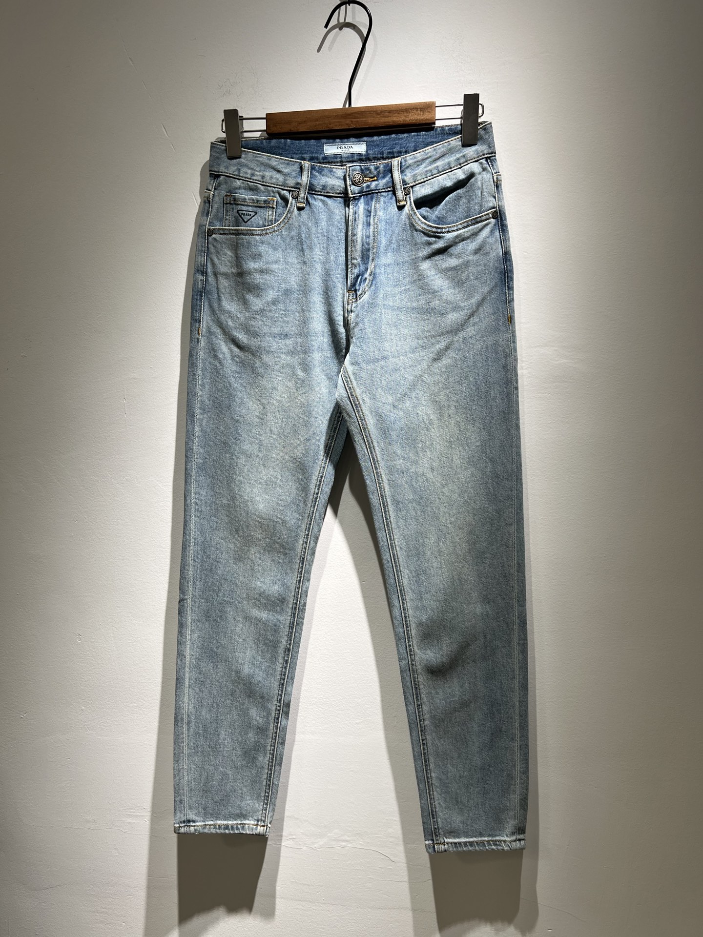 NO:132925,PRA*DA Prada 2025 Spring and Summer New Products are on sale!  Denim is high-end, versatile and pragmatic, and not sensational!  Limited editions in Hong Kong, Macao and Taiwan!  !  Three-dimensional cut cotton material!  The Taiwan foreign trade company undertakes the exquisite and delicate materials, which seem to be Prada's patented high-quality custom-made original logo waist brand design!  Not only in the material, color and style, the life philosophy behind the design just fits the dual mentality of modern people's pursuit of personal practicality and fashion aesthetics, and achieves a perfect balance between function and aesthetics. It is not only the display of fashion trends, but also the ultimate of modern aesthetics. P's vision does not limit the indispensable components of the core value of fashion brands, another alternative to mature styles and sizes 29-3835 37,,prada,prada,alexander wang19860909PRA*DA 普拉达 2025春夏新品发售！牛仔高级百搭实用主义不哗众取宠！港澳台地区限定款！！立体裁剪纯棉材质！台湾外贸公司承接、材质精致细腻似乎是普拉达专利品质上乘 定制原版logo腰牌设计！不仅在材料、颜色与款式工夫,设计背后的生活哲学正巧契合现代人追求切身实用与流行美观的双重心态,在机能与美学之间取得完美平衡,不但是时尚潮流的展现,更是现代美学的极致.P的视野并没有局限时尚品牌核心价值中不可或缺的组成部分、的另一种选择替代风格成熟、尺码29-3835 37,,prada,prada,alexander wang,Men's clothing