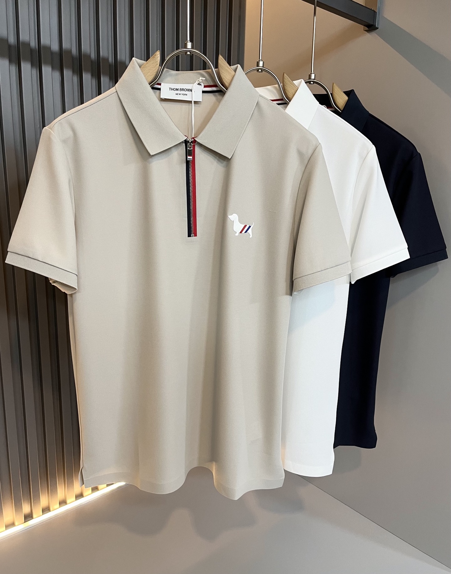 NO:132890,ThomBrow*e Tom*Long ~ New products for spring and summer 2025!  It is available on the official website at the same time. It is a casual classic lapel short-sleeved Polo shirt with unique design charm, very high-end, simple and not simple, and a new model of ready-to-wear!  The fabric is selected with unique elastic spandex fabric, which feels smooth and soft, has texture, and has a strong sense of verticality. The upper body is smooth and not tight, and the feeling of stuffiness caused by direct ultraviolet rays. The chest design logo pattern logo pressing design!  The style is harmonious and unified, with the ultimate craftsmanship level. The side is very unique and tailored, very flavorful, delicate and comfortable to wear, showing sports vitality and exquisite details. The classic and perfect layout design shows fashion vitality in daily leisure life. Improve men's charm and style and achieve high-end models. Size M-3XL, manolo blahnik, T-shirt, alexander wang19860909ThomBrow*e汤姆*朗 ~2025春夏新品！官网同步有售,休闲经典翻领短袖Polo衫,独特设计魅力,非常高端,简约不简单,成衣新典范！面料精选独特弹力氨纶面料,手感光滑柔软,有质感,有很强的垂直感,上身爽滑不紧绷,紫外线直射造成的闷热感,胸前设计标识图案logo压胶设计！风格和谐统一,极致工艺水平.侧面非常独特裁剪设计风格,非常有味道,精致细腻,好穿舒适,展现运动活力,细节考究.经典完美版型设计,日常休闲生活中展现时尚活力.提升男士魅力格调,成就高端典范.尺码M-3XL,,manolo blahnik,T-shirt,alexander wang,Men's clothing