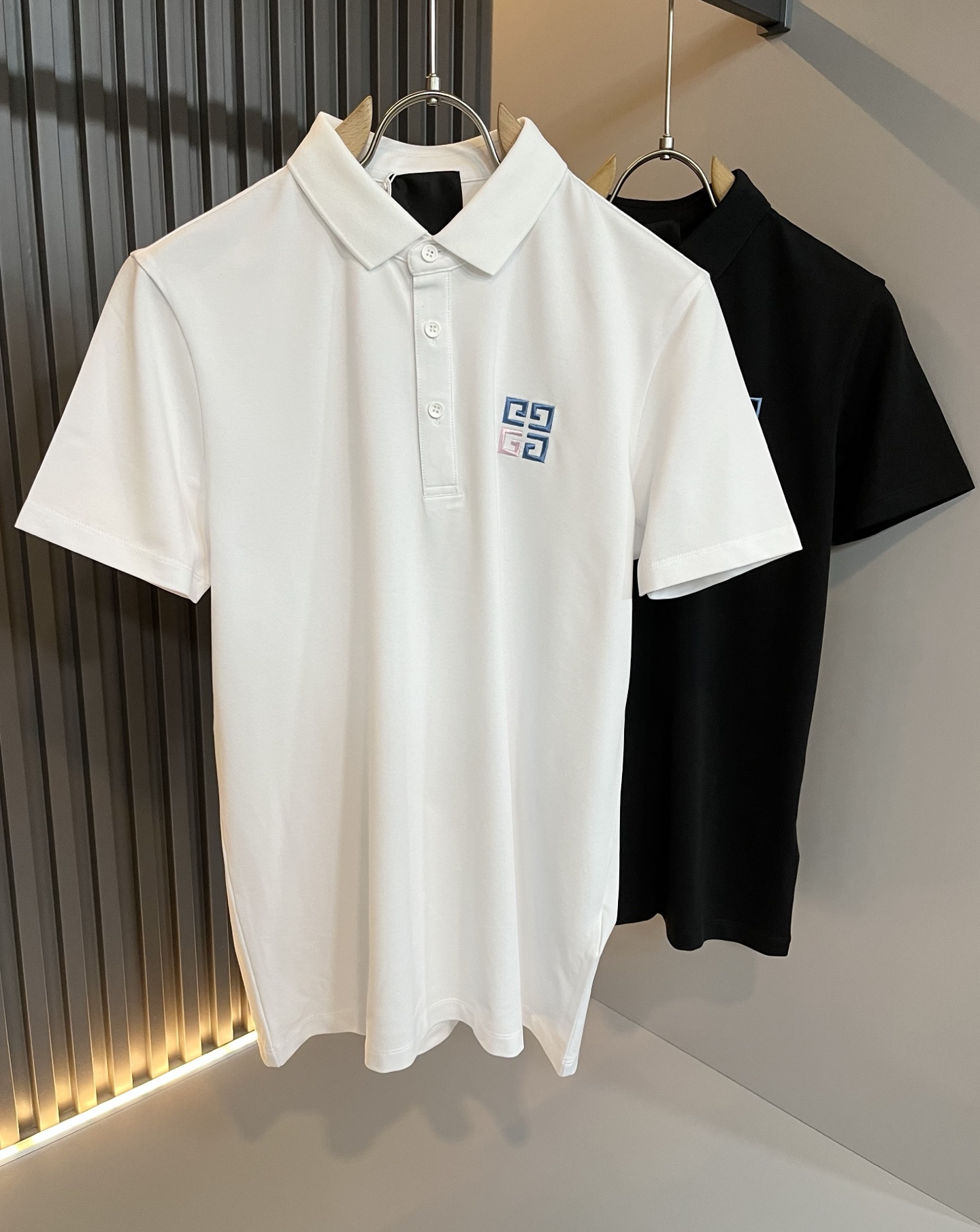 NO:132888,Givenc*y Ji*xi The latest classic logo embroidered lapel Polo shirt in spring and summer 2025. If you are a fan of his family, this one is a must-have in the wardrobe. It is particularly eye-catching. Traditional style, with embroidered letter logo pattern on the chest!  Simple and fashionable, super versatile, and they are very stylish when worn alone or with a shirt or jacket. They are preferred. Imported bead flooring fabrics are comfortable and soft, breathable and cool, and will not deform after washing. Full-quality products, one-to-one counter copy, and a must-have for fashionable men and women. Size M-3XL, given, jackets & coats, shirts, alexander wang19860909Givenc*y纪*希 2025春夏最新经典logo刺绣翻领Polo衫.如果你是他家的粉丝,这款是衣橱必备的.格外醒目.传统款型,胸前刺绣字母logo图案！简约而时尚,超级百搭,单穿或者外搭衬衫或者外套,都非常有范儿.优选进口珠地棉面料、手感舒适柔软,穿着透气凉爽,且久洗不会变形.全品相货品、一比一专柜复制、时尚男女百搭必备款.尺码M-3XL,,givenchy,jackets & coats,shirts,alexander wang,Men's clothing