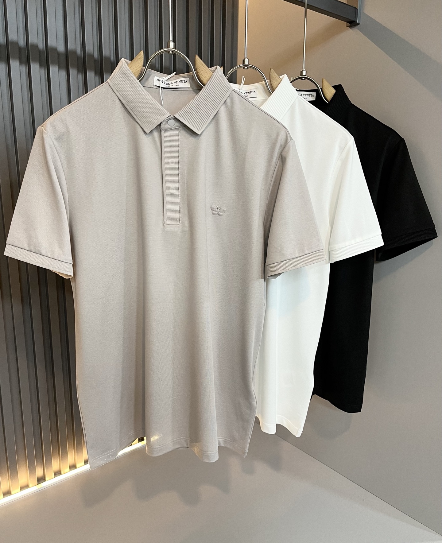 NO:132894,BottegaVene*a Bao*jia 2025 spring and summer new lapel POLO shirt This is the most awesome solid color high-quality polo shirt this year!  !  !  Customer-supplied imported elastic spandex fabric!  Simple brand iconic logo glue pressing design pattern modification!  These alone are enough to beat the ordinary styles on the market. BV is really going to be fully powered this year!  The original performance of cotton is constantly strengthened, and it is more wear-resistant and has higher color chromaticity, which is unmatched by ordinary cotton. There must be several top-quality POLO shirts in men’s closets!  !  !  !  Size S-2XL, bottega veneta, bottega veneta, alexander wang19860909BottegaVene*a宝*嘉 2025春夏新款翻领POLO衫这是今年目前为止最牛批的一款纯色高品质polo衫！！！客供进口弹力氨纶面料！简单品牌标志性logo压胶设计图案修饰！光是这些就足够吊打市面上那些一般的款式了,BV今年是真的要火力全开了！在棉质原本的性能上叠加不断加强,而且更耐磨固色度更高,这是普通棉所不能媲美的.男人衣橱里面必须要有几件的极品POLO衫！！！！尺码S-2XL,,bottega veneta,bottega veneta,alexander wang,Men's clothing