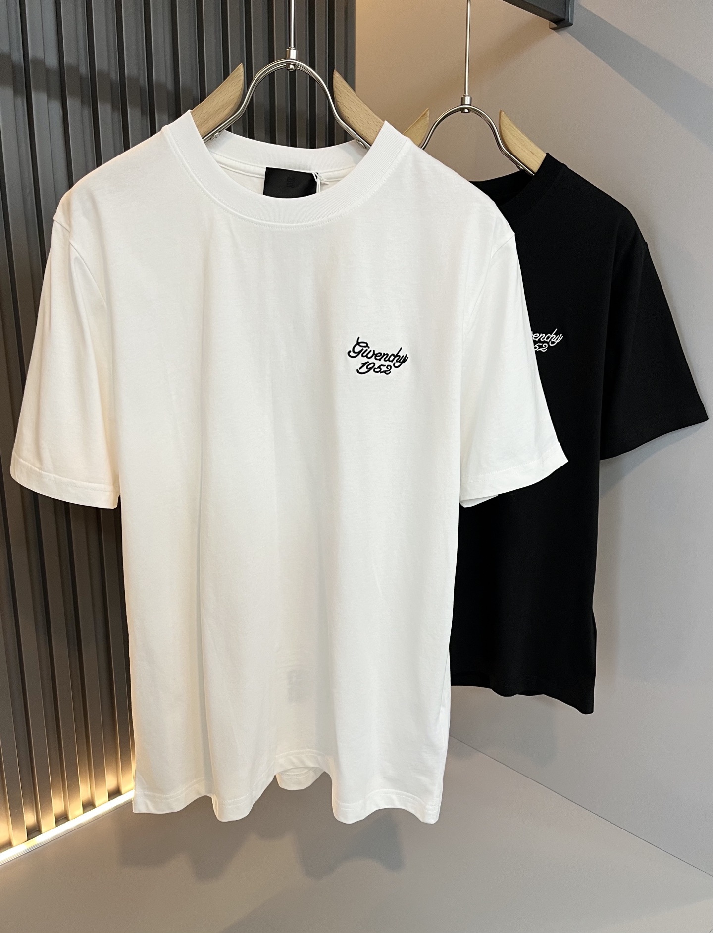 NO:132884,Giv*chy/Ji*xi's new short-sleeved T-shirt for men and women in spring and summer, the main creator has injected new fashion energy into fashion. By exploring various themes and sexy charm, it is highly recognizable and leads the new street fashion trend. This model is the exclusive outstanding design element of G family, with a logo logo pattern embroidery design!  Perfect fusion, clear and restored patterns, showing the elegant style of the brand. The original 260g pure cotton material is made of solid and high-end fabric, and the upper body can be easily controlled, showing the casual and fashionable charm. Size S-2XL, gucci, T-shirt, tees, t-shirt, alexander wang19860909Giv*chy/纪*希2025春夏新款男女同款短袖T恤,主创时尚注入了全新时尚能量.通过探索各种题材和性感魅力,极具辨识度,引领全新街头时尚潮流.该款是G家独家的出彩设计元素,设计标识logo图案刺绣设计！完美融合,图案清晰还原度极高,彰显品牌优雅格调.选用原版260g纯棉材质,面料紧实高级,上身均可轻松驾驭,展现休闲自在时尚魅力.尺码S-2XL,,gucci,T-shirt,tees，t-shirt,alexander wang,Men's clothing