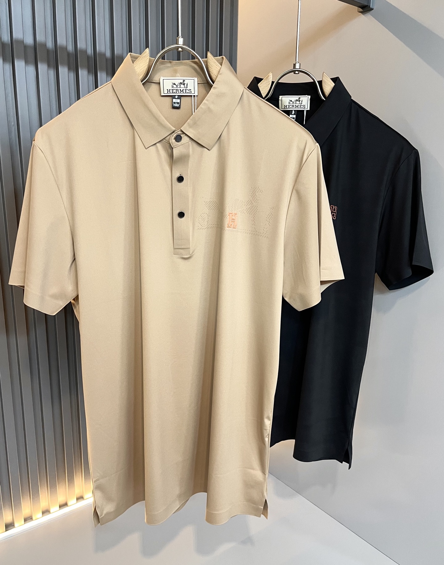 NO:134245,Her*mes 2025 spring and summer new men's short-sleeved Polo shirt, a new upgraded versatile basic style, low-key and luxurious, and a choice of character!  Made of high-quality and exquisite elastic spandex, it has good moisture absorption, comfortable and breathable, enjoys a light and relaxed and comfortable wearing experience, has super vertical performance, meticulous craftsmanship, and extremely recognizable, showing the classic perfect version design of the new brand, and the breast glue-pressing logo pattern design!  Precise and in place in cutting. Simple and atmospheric style, and can show fashionable charm in daily leisure life. Size M-3XL, T-shirt, alexander wang19860909Her*mes爱*仕2025春夏新款男士短袖Polo衫,全新升级百搭基础款,低调奢华,品格之选！甄选优质精选弹力氨纶打造而成,吸湿性好,舒适透气,享受轻薄轻松自在的穿着体验,有着超强的垂直性能,工艺细致,辨识度极高,展现全新品牌经典完美版型设计,胸前压胶logo图案设计！在裁剪上精准到位.简约大气风格,又能在日常休闲生活中展现时尚魅力.尺码M-3XL,,T-shirt,alexander wang,Men's clothing