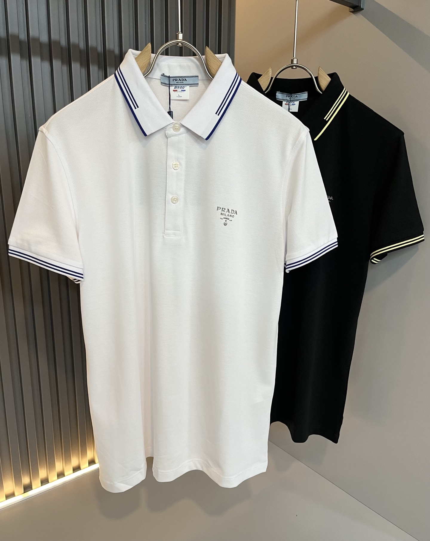 NO:132893,Prad*Pu*da 2025 spring and summer new classic element short-sleeved Polo shirt, a classic and elegant style, the kind that can be worn for ten years, you must collect a few pieces, and you must collect the rare and exquisite style!  A good taste!  It is important that it cannot avoid any season when it is imported 100% top-grade bead floor cotton!  Fine weaving!  solid!  One of the best cottons recognized in the world!  The texture is perfect! The chest glue-pressing logo design!  Perfectly enrich everyone's visual sense!  Make you feel clean and neat!  Fashionable and beautiful!  !  Only by wearing Prada's short-sleeved shirt can you know what is worth it!  PRADA has always been a quality life pursued by European aristocrats and upper class scholars. This simple and casual versatile T-shirt is a personal luxury item with fashionable colors. Luxury materials and rigorous craftsmanship are the main tools for PRADA to attract fans. The flat and stylish round neck is warm, comfortable and easy to wear, with its own tone and handsome, and it is truly a world-class style!  The brand's design details are very exquisite, the upper body is light and stylish, and you have to buy the latest T-shirt every season. Faced with this consumable, it will save you the trouble of going out and outfitting. There are many letter T-shirts on the market, but this one is still rare to see. The streamlined tailoring and a light casual and artistic temperament give you enough spring to arrange the surface. Every person who pursues fashion, you might as well try it on the upper body!  Size M-3XL, prada, prada, T-shirt,tees, t-shirt,alexander wang19860909Prad*普*达 2025春夏季新款经典元素短袖Polo衫,经典大方的款式,可以穿十年都还是流行的那种,你一定要收藏几件,难得精致极致的款,你一定要收！好品味的一件！重要到哪个季节都绕不开它百分百进口顶级珠地棉！织法精细！结实！世界公认最好的棉之一！手感质感都极完美! 胸口压胶logo设计！完美的丰富大家的视觉感！让你感觉干净利落！时尚又好看！！穿上普拉达的这款短袖,才知道什么是人间太值得！PRADA一直都是欧洲贵族和上流社会雅士追求的品质生活这款简易休闲百搭T恤更是穿出个人奢侈的单品色彩时尚 奢侈的材质和严谨的工艺是PRADA圈粉的主要利器平整有型的圆领,版型温暖舒适好穿又好搭,自带腔调和帅气,真正的一款打天下！品牌的设计细节十分考究,上身轻便有型,每季都要入手最新的T恤,面对这种消耗品,直接省了你出门穿搭的烦恼,市面上的字母T恤有很多,但这款还很难得一见了,信手拈来的流线剪裁,淡淡的休闲文艺气质,给足春日的排面,每个对时髦度有追求的你,都不妨上身一试！尺码M-3XL,,prada,prada,T-shirt,tees，t-shirt,alexander wang,Men's clothing