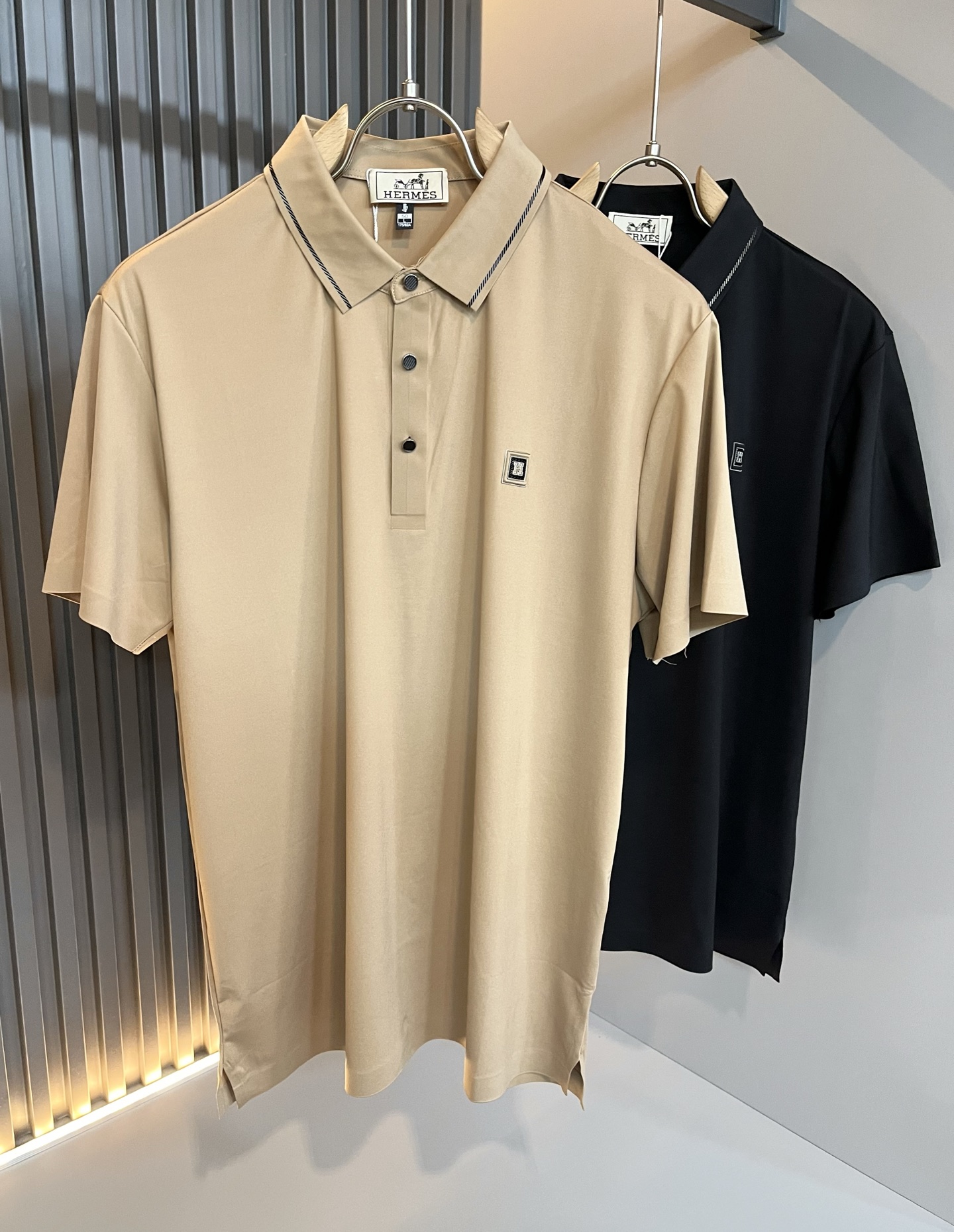 NO:132892,Her*mes 2025 spring and summer new men's short-sleeved Polo shirt, a new upgraded versatile basic style, low-key and luxurious, and a choice of character!  Made of high-quality and exquisite elastic spandex, it has good moisture absorption, comfortable and breathable, enjoys a light and relaxed and comfortable wearing experience, has super vertical performance, meticulous craftsmanship, and extremely recognizable, showing the classic perfect version design of the new brand, and the breast glue-pressing logo pattern design!  Precise and in place in cutting. Simple and atmospheric style, and can show fashionable charm in daily leisure life. Size M-3XL, T-shirt, alexander wang19860909Her*mes爱*仕2025春夏新款男士短袖Polo衫,全新升级百搭基础款,低调奢华,品格之选！甄选优质精选弹力氨纶打造而成,吸湿性好,舒适透气,享受轻薄轻松自在的穿着体验,有着超强的垂直性能,工艺细致,辨识度极高,展现全新品牌经典完美版型设计,胸前压胶logo图案设计！在裁剪上精准到位.简约大气风格,又能在日常休闲生活中展现时尚魅力.尺码M-3XL,,T-shirt,alexander wang,Men's clothing