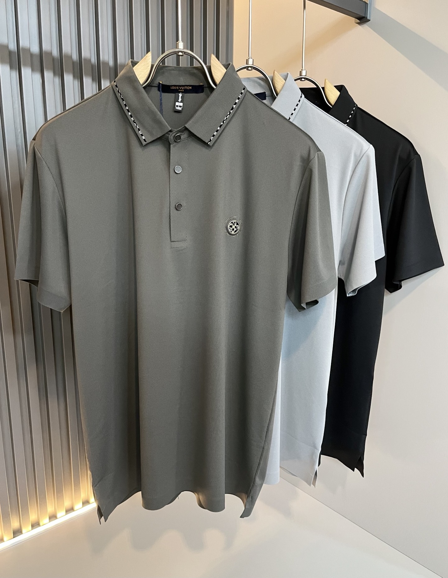 NO:132882,Louis Vuit*on Louis*den's new short-sleeved Polo shirt in spring and summer 2025, the latest craftsmanship and fashion elements design concept!  The breast glue-pressing logo is exquisite and unique!  The styles are more diverse. The seemingly simple styles are actually more time-consuming to customize the original elastic spandex fabric in fabrics and craftsmanship!  Classic Louis craftsmanship requirements are very high!  !  A thin Polo shirt that every man should buy!  Size M-3XL, louis vuitton,louis vuitton,t-shirt,alexander wang19860909Louis Vuit*on路易*登2025春夏新款短袖Polo衫,最新工艺时尚元素设计理念！胸前压胶logo精巧别致设计！款式穿搭起来更加的多样化.看似简单的款式,其实在面料以及工艺制作上更费时定制原版弹力氨纶面料！经典路易此类工艺要求非常高！！轻薄每一个男士都应该入手的Polo衫！尺码M-3XL,,louis vuitton,louis vuitton,T-shirt,alexander wang,Men's clothing