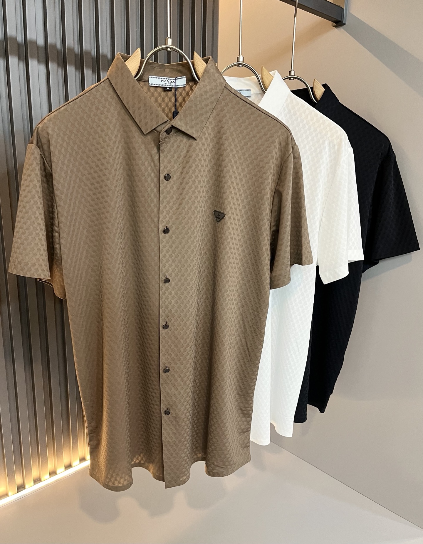 NO:132886,PRAD*A Pu*da 2025 spring and summer new casual shirt, the latest fashionable casual glue pressing logo pattern design!  Trading companies have sparse channels and are released on the official website at the same time. The most anticipated high-quality products are coming. High-end customized fabrics are soft, delicate, and traceless and elastic materials on all sides!  Let you feel what it means to be truly high-end and has a connotation! This model is made of P-based professionally customized elastic spandex fabric. The surface is neat and smooth and shiny. The texture is obvious through the screen. The exquisite and clear logo pressing details perfectly enhance the overall luxury and class, and you can get a high-end luxury atmosphere at a glance! Basic regular style cutting, the upper body is versatile and simple, and it is easy to deal with various occasions and environments. It is undoubtedly a must-have item for daily commuting! Size M~3XL, prada, alexander wang19860909PRAD*A普*达2025春夏新款休闲衬衣,最新时尚休闲压胶logo图案设计！贸易公司渠道稀出,同步官网发售,男神最为期待的精品狠货重磅来袭,高端定制面料柔软细腻无痕四面弹力材质！让你感受到什么叫真正的高奢有内涵!此款选用了P家专业定制弹力氨纶面料制成,表面整洁光滑且富有光泽,质感透过屏幕都显而易 精致清晰的Logo压胶细节,完美提升了整体的奢华档次感,一眼就能Get到的高端奢华气息!基础常规的版型裁剪,上身百搭简约不挑人,轻松应对各种场合与环境,属于日常通勤必备的臻品无疑!尺码M～3XL,,prada,alexander wang,Men's clothing