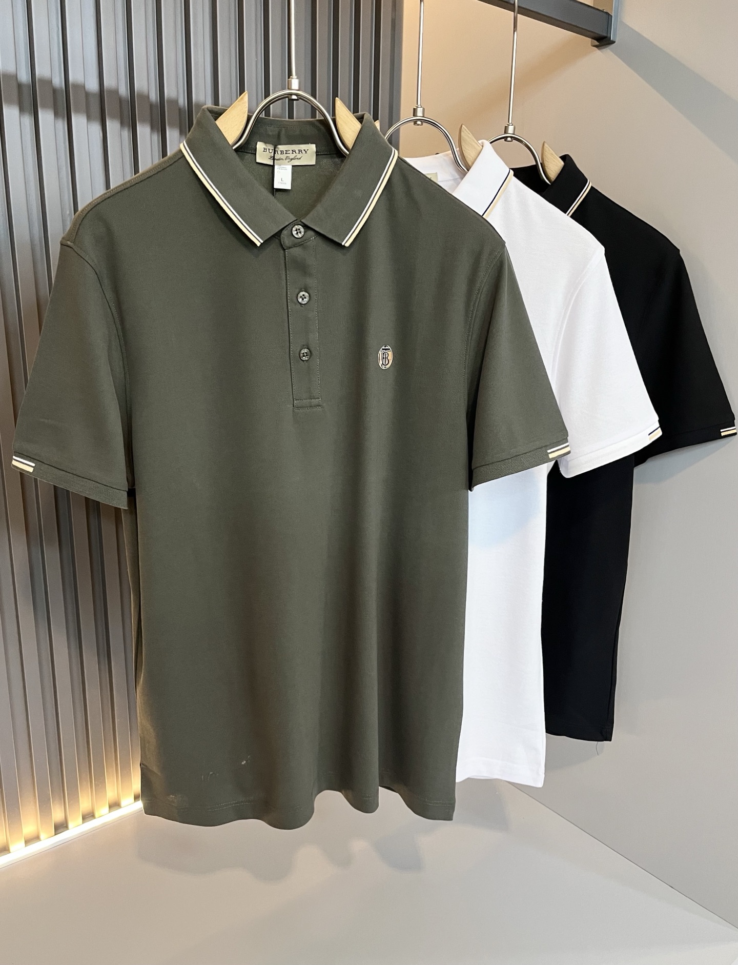 NO:132878,Bur*erry 2025 spring and summer new men's short-sleeved Polo shirt, the latest brand design element!  Neither monotonous nor complicated, it shows taste just right!  Customer-supplied top-quality custom bead flooring fabrics!  Comfortable, sweat-absorbing and breathable, the unique high-end fabric presents a simple and elegant temperament!  The letter logo on the chest is designed with glue!  Full three-dimensional! Standard cutting design!  Every detail is a synchronized with high-end fashion. Size: M-3XL, burberry, T-shirt, alexander wang19860909Bur*erry 巴*莉 2025春夏新款男士短袖Polo衫,品牌最新设计元素！既不单调也不复杂,恰到好处的展现品味！客供顶级定制珠地棉面料！舒适吸汗透气根本不在话下,面料独具的高奢感呈现简约优雅气质！胸前字母logo压胶设计！饱满立体!标准裁剪设计！每一处细节都是与高端时尚同步的体现.尺码:M-3XL,,burberry,T-shirt,alexander wang,Men's clothing