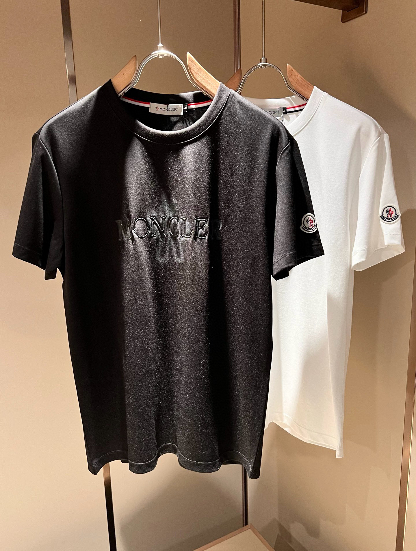 NO:132914,Moncler Mengjia 2025 Spring and Summer Latest Men's Trade Order Short-sleeved T-shirt, Full Quality!  !  Internet celebrity style!  Use logo pattern to press glue design!  The upper body is comfortable and breathable, not stiff, and the overall three-dimensional feeling is rich. Quality export orders, customized exclusive pure cotton fabric tailoring to meet the simple needs of commuters for dressing. The upper body is very effective, it looks slim and not picky about the figure. The fabric workmanship... Improper, only good craftsmanship can make you feel good and tasteful, a must-have item for everyone!  Size M-3XL, christian louboutin, T-shirt,tees, t-shirt,alexander wang19860909Moncler蒙家 2025春夏最新款男士贸易订单短袖T恤,全品相！！网红款！采用logo图案压胶设计！上身舒适透气,不僵硬,整体有着丰富的立体感,品质出口订单,定制专属纯棉面料剪裁,满足通勤人们对于着装的简约需求,上身效果很好,显瘦,不挑剔身材.面料做工....无可挑剔,好工艺好面料才能穿出好品味一款,人手必备单品！尺码M-3XL,,christian louboutin,T-shirt,tees，t-shirt,alexander wang,Men's clothing