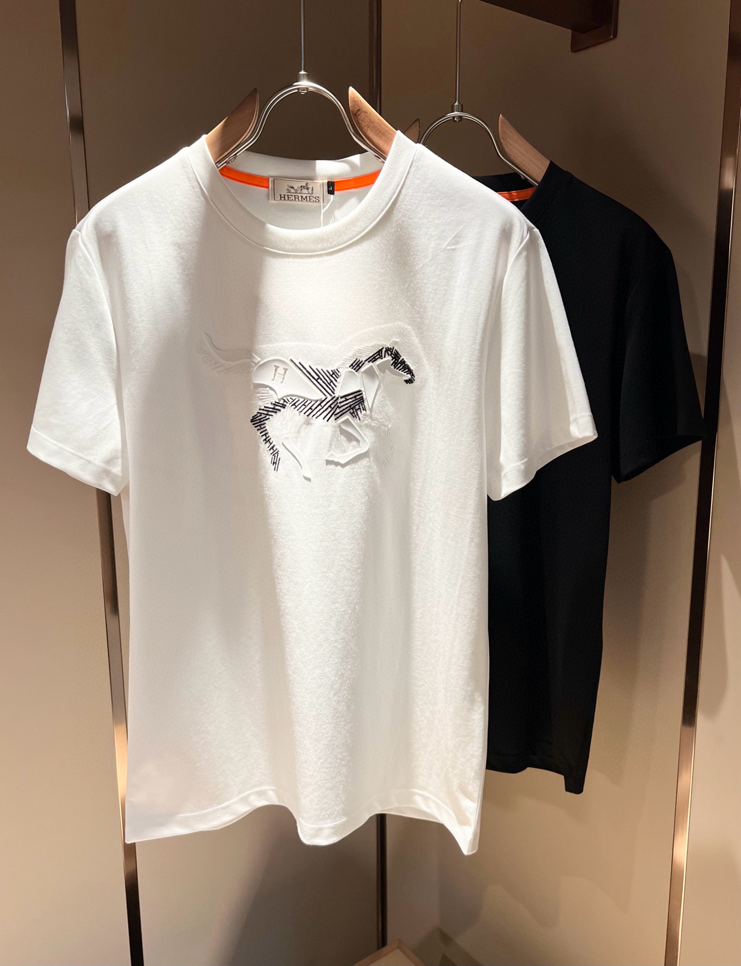 NO:132920,Her*mes 2025 spring and summer new men's short-sleeved T-shirt, a brand-new upgraded versatile basic style, low-key and luxurious, and a choice of character!  Select high-quality selected mercerized cotton fabrics!  Created, enjoy a relaxed and comfortable wearing experience, with super vertical performance, the iconic logo is highly artistic and has a very detailed craftsmanship, and has a high recognition, showing the new brand micro-label culture!  Classic perfect layout design, precise and in place for cutting. Simple and atmospheric style, and can show fashionable charm in daily leisure life. Size M-3XL, T-shirt,tees, t-shirt,alexander wang19860909Her*mes爱*仕2025春夏新款男士短袖T恤,全新升级百搭基础款,低调奢华,品格之选！甄选优质精选丝光棉面料！打造而成,享受轻松自在的穿着体验,有着超强的垂直性能 艺术感极强标志性logo压胶工艺设计,工艺细致,辨识度极高,展现全新品牌微标文化！经典完美版型设计,在裁剪上精准到位.简约大气风格,又能在日常休闲生活中展现时尚魅力.尺码M-3XL,,T-shirt,tees，t-shirt,alexander wang,Men's clothing