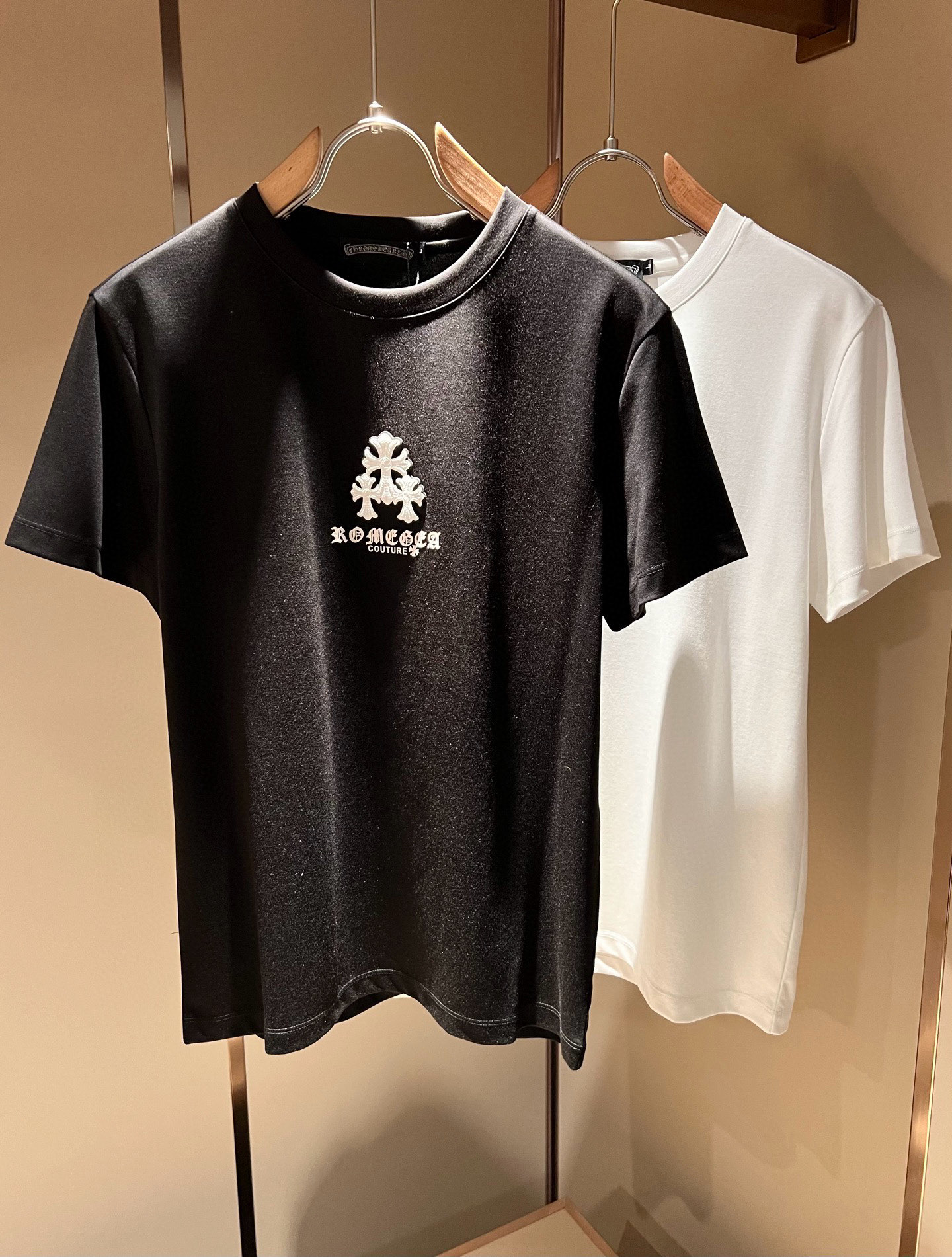 NO:132901,Chrome Hear*s 2025 spring and summer new product for men and women, limited edition gram* heart short-sleeved T-shirt, recommended for cracked walls!  The fashionable and arrogant Chrome Hear*s is favored by the whole world. The 2025SS hits the stimulus version, the classic short-sleeved T-shirt, and the bra-pressed glue logo design!  Full of fashionable luxury style, exuding a charming sense of art!  Large and lazy, high-end exclusive pure cotton material for customer supply!  Super comfortable upper body!  Large oversized shoulder-falling!  Men and women are the same style!  Color black white Size M-3XL, chrome hearts, T-shirt,tees, t-shirt,alexander wang19860909Chrome Hear*s 克*心 2025春夏新品男女同款限量版克*心短袖T恤,墙裂推荐！时尚傲娇的Chrome Hear*s,被全世界宠幸着.2025SS引爆款,经典克*心元素断绝短袖T,胸前压胶logo设计！充满了时尚的奢华风,散发着迷人的艺术感！宽大慵懒,客供高端专属纯棉材质！上身超级舒适！大廓形大落肩！男女同款入！颜色黑色 白色 尺码M-3XL,,chrome hearts,T-shirt,tees，t-shirt,alexander wang,Men's clothing