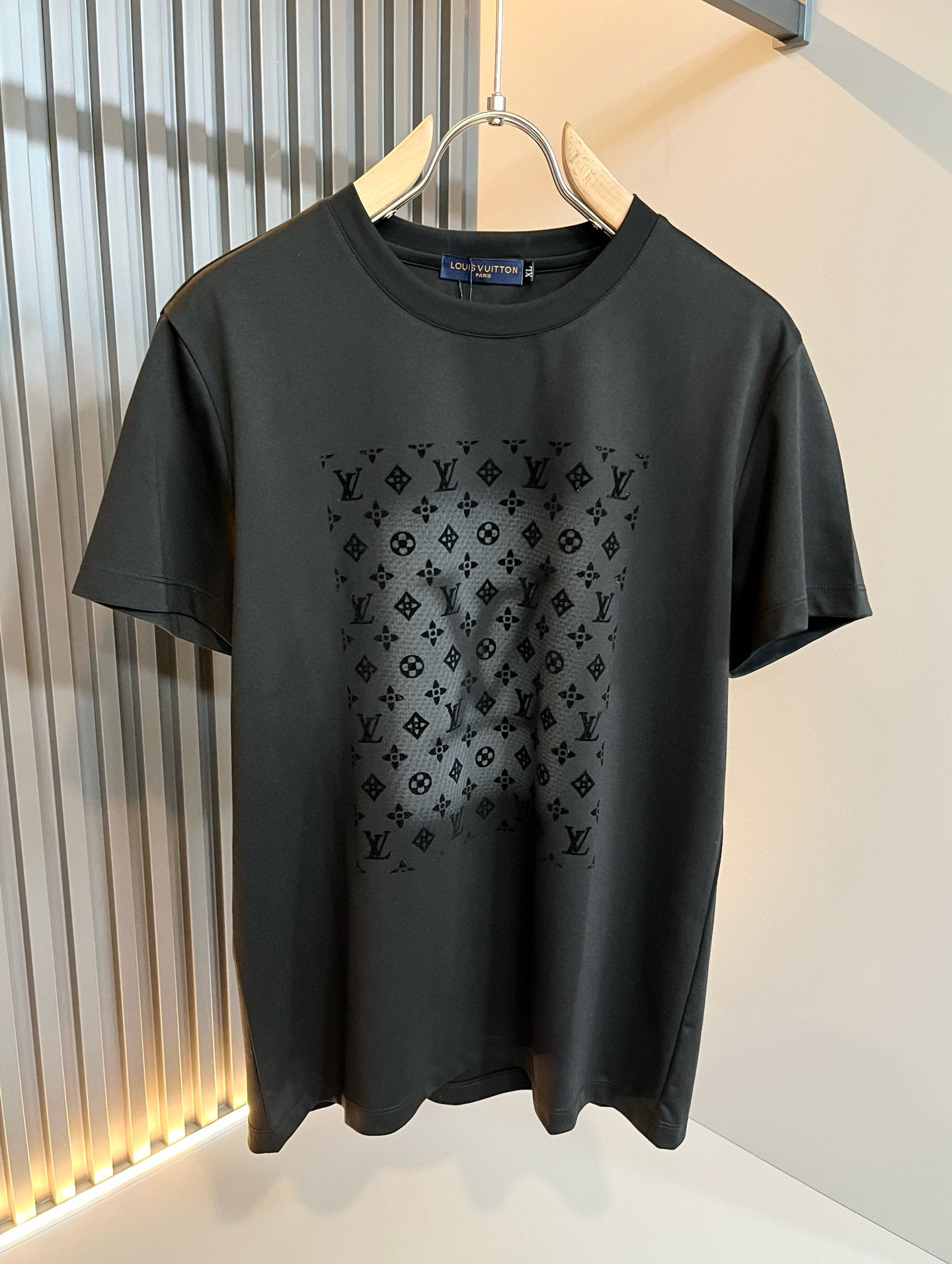 NO:132880,Louis Vuit*on 2025 Spring and Summer Louis family light luxury Monogram craft short-sleeved T-shirt, the new high-end of the Louis family, the details and quality are always so flawless, and creative designs are emerging one after another. If you don’t buy a few pieces of Louis this spring and summer, you can’t be considered a fashion expert. Monogram pattern printing design!  Unparalleled, it interprets Louis' iconic elements, which are really something that everyone loves. The top-notch organic cotton blend is super soft and tough, and has excellent breathability. From the world-class trade-level OEM channels, the quantity is extremely rare and sold out without help. The 