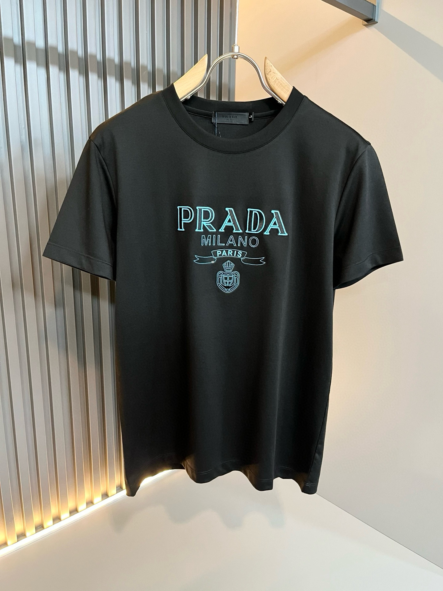 NO:132895,PRAD*A Pu*da 2025 spring and summer new short-sleeved T-shirt for men and women, the latest model is exclusively available on the entire network!  !  ~ It is classic and fashionable and versatile, who doesn’t like it? It will show the classic again. It is very pleasing to the eye and comes with a low luxury halo and recognition!  Pr*da's traditional brand concept and modern advanced technology are perfectly combined. Coupled with the extremely modern and modern minimalist design, P-family exclusive logo pattern design!  Customized 100% imported mercerized fabric!  The texture of this model is quite touching, the specifications and grades are known with tentacles. The degree of delicateness and breathability are top-notch!  Size M-3XL, prada, T-shirt,tees, t-shirt,alexander wang19860909PRAD*A普*达2025春夏新款男女同款短袖T恤,最新款全网独家首上！！~既经典有时尚百搭,谁不爱啊,将经典再次展现,非常的耐看,自带低奢光环与辨识度！Pr*da传统的品牌理念和现代化的先进技术进行了完美结合.加上极其现代摩登风范的简约设计,p家专属logo图案设计！定制百分百进口丝光面料！此款的质感相当感人 触手便知规格档次 细腻程度与透气效果堪称顶级！尺码M-3XL,,prada,T-shirt,tees，t-shirt,alexander wang,Men's clothing