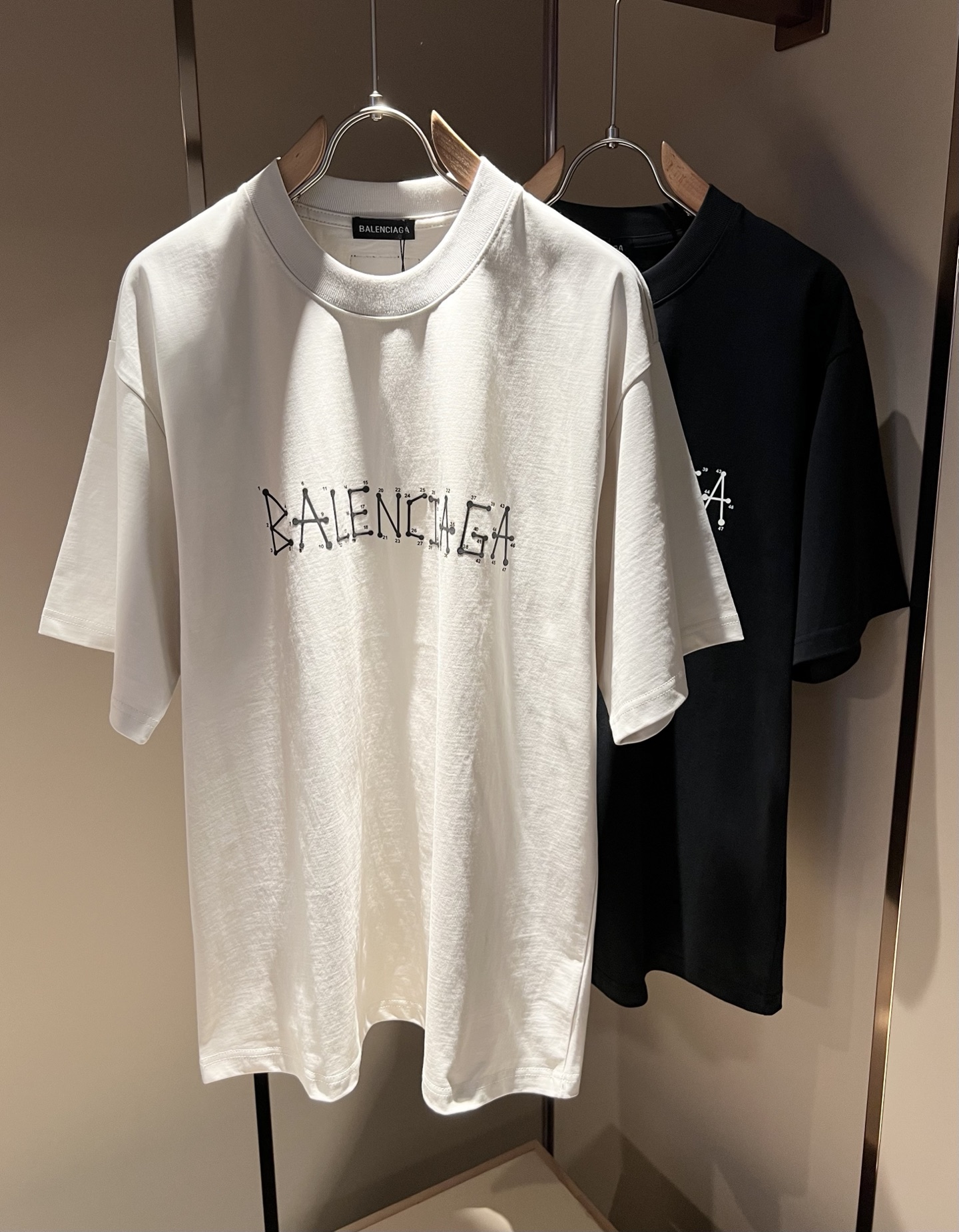 NO:132923,BALENCI*GA Paris* Home 2025 Spring and Summer New Men and Women's Same Short-Sleeve T-shirt!  Fashionable casual short-sleeved T-shirt with catwalk pattern prints!  Design logo printing design!  The most designed and selected customer-supplied 260g pure cotton fabric, which feels soft and skin-friendly, is comfortable and breathable, and you can’t picky about the real thing!  Loose, small, shoulder-dead round neck cut, genderless couple mixed styles, opening up a new fashion charm!  Differentiate the market version of the high-end custom series!  Size S-3XL, balenciaga, T-shirt,tees, t-shirt,alexander wang19860909BALENCI*GA巴黎*家 2025春夏新款男女同款短袖T恤！走秀图案印花时尚休闲短袖T恤衫！设计logo印花设计！极具设计精选客供260g纯棉面料,手感柔软亲肤,着身舒适透气性都无法挑剔,实物绝对会让你爱不释手！宽松小落肩的圆领版型裁剪,无性别主义的情侣混穿款式,打开全新的时装新韵味！区别市场版本高定系列！尺码S-3XL,,balenciaga,T-shirt,tees，t-shirt,alexander wang,Men's clothing