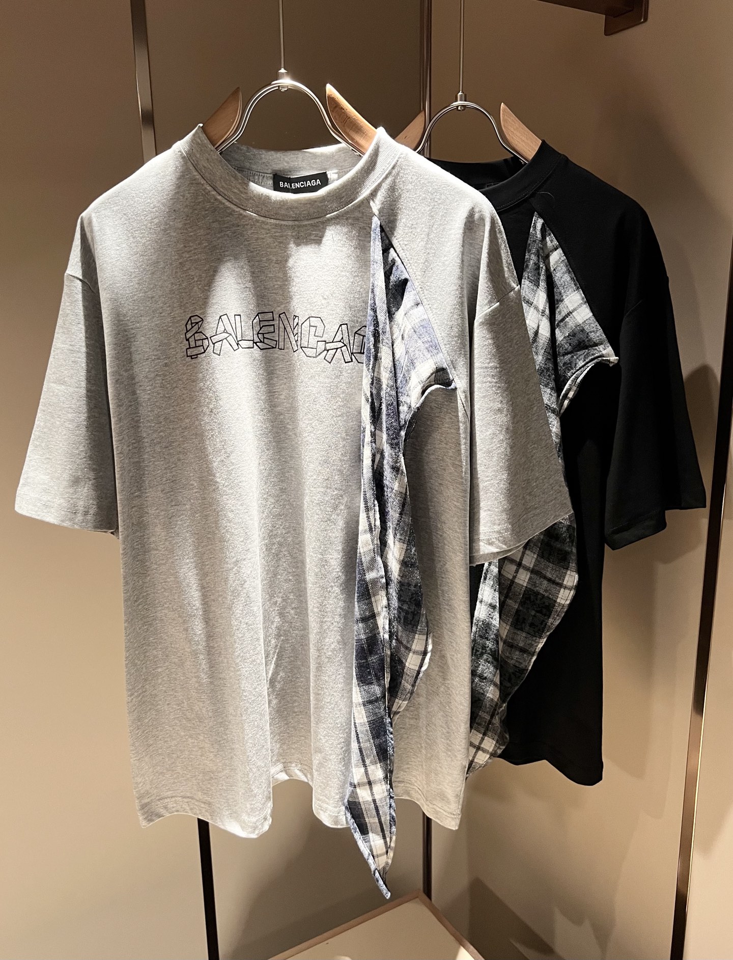 NO:132907,BALENCI*GA Paris* Home 2025 Spring and Summer New Men and Women's Same Short-Sleeve T-shirt!  Fashionable casual short-sleeved T-shirt with catwalk pattern prints!  Design logo printing design!  The most designed and selected customer-supplied 260g pure cotton fabric, which feels soft and skin-friendly, is comfortable and breathable, and you can’t picky about the real thing!  Loose, small, shoulder-dead round neck cut, genderless couple mixed styles, opening up a new fashion charm!  Differentiate the market version of the high-end custom series!  Size S-2XL, balenciaga, T-shirt,tees, t-shirt,alexander wang19860909BALENCI*GA巴黎*家 2025春夏新款男女同款短袖T恤！走秀图案印花时尚休闲短袖T恤衫！设计logo印花设计！极具设计精选客供260g纯棉面料,手感柔软亲肤,着身舒适透气性都无法挑剔,实物绝对会让你爱不释手！宽松小落肩的圆领版型裁剪,无性别主义的情侣混穿款式,打开全新的时装新韵味！区别市场版本高定系列！尺码S-2XL,,balenciaga,T-shirt,tees，t-shirt,alexander wang,Men's clothing