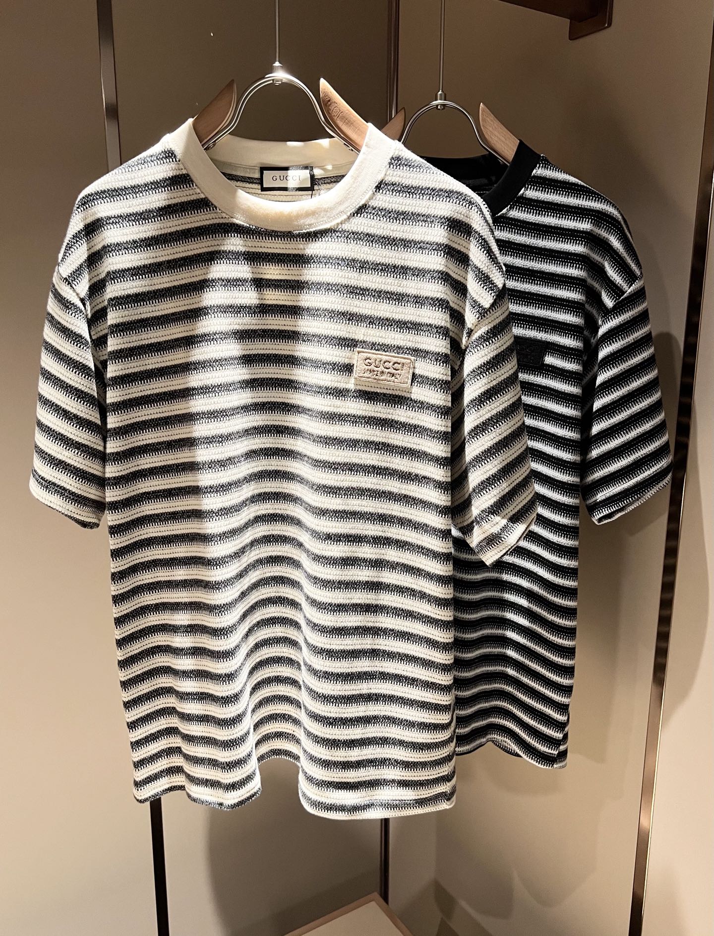 NO:132913,Gucc* Gujia 2025 spring and summer series basic round neck pullover short-sleeved T-shirt, men and women's couples casual loose cotton round neck short-sleeved T-shirt!  Trading companies have sparse channels and are released on the official website at the same time!  The latest series of spring and summer 2025, classic fashion design elements, injecting full vitality into the new series. This T-shirt is carefully selected for imported cotton fabrics. The fabric feels skin-friendly and soft and delicate, and the body logo pattern embroidery design!  It has an extremely comfortable and breathable wearing experience. The whole item is very eye-catching and fashionable, and is deeply loved by young people today!  The loose round neck cut is a neutral style regardless of age and gender, suitable for matching all the styles and looks you need in your daily life!  It is recommended to wear couple outfits to go out on the street to make it more pleasing to the eye!  Size S-2XL, gucci, gucci, T-shirt, tees, t-shirt, alexander wang19860909Gucc*古家 2025春夏系列基础圆领套头短袖T恤,男女同情侣款休闲宽松棉质圆领短袖T恤衫！贸易公司渠道稀出,同步官网发售 ！ 2025春夏最新系列,经典时尚设计元素,为全新系列注入满满活力,这款T恤衫用心甄选客供进口棉面料制成,面料手感亲肤柔软细腻,衣身logo图案刺绣设计！拥有着无比舒适透气性的穿着体验,整件单品极具吸睛度与时尚感,深受当下年轻人的喜爱！基础宽松的圆领版型裁剪,不分年龄与性别的中性款式,适合搭配你日常所需的所有风格与造型！建议搭配情侣装出街会更为养眼出色！尺码S-2XL,,gucci,gucci,T-shirt,tees，t-shirt,alexander wang,Men's clothing