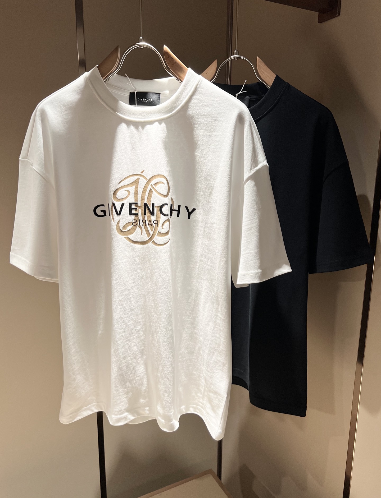 NO:132910,Giv*chy/Ji*xi's new short-sleeved T-shirt for men and women in spring and summer, the main creator has injected new fashion energy into fashion. By exploring various themes and sexy charm, it is highly recognizable and leads the new street fashion trend. This model is the exclusive outstanding design element of G's family, with a logo pattern glue-pressing design!  Perfect fusion, clear and restored patterns, showing the elegant style of the brand. The original 260g pure cotton material is made of solid and high-end fabric, and the upper body can be easily controlled, showing the casual and fashionable charm. Size S-2XL, gucci, T-shirt, tees, t-shirt, alexander wang19860909Giv*chy/纪*希2025春夏新款男女同款短袖T恤,主创时尚注入了全新时尚能量.通过探索各种题材和性感魅力,极具辨识度,引领全新街头时尚潮流.该款是G家独家的出彩设计元素,设计标识logo图案压胶设计！完美融合,图案清晰还原度极高,彰显品牌优雅格调.选用原版260g纯棉材质,面料紧实高级,上身均可轻松驾驭,展现休闲自在时尚魅力.尺码S-2XL,,gucci,T-shirt,tees，t-shirt,alexander wang,Men's clothing