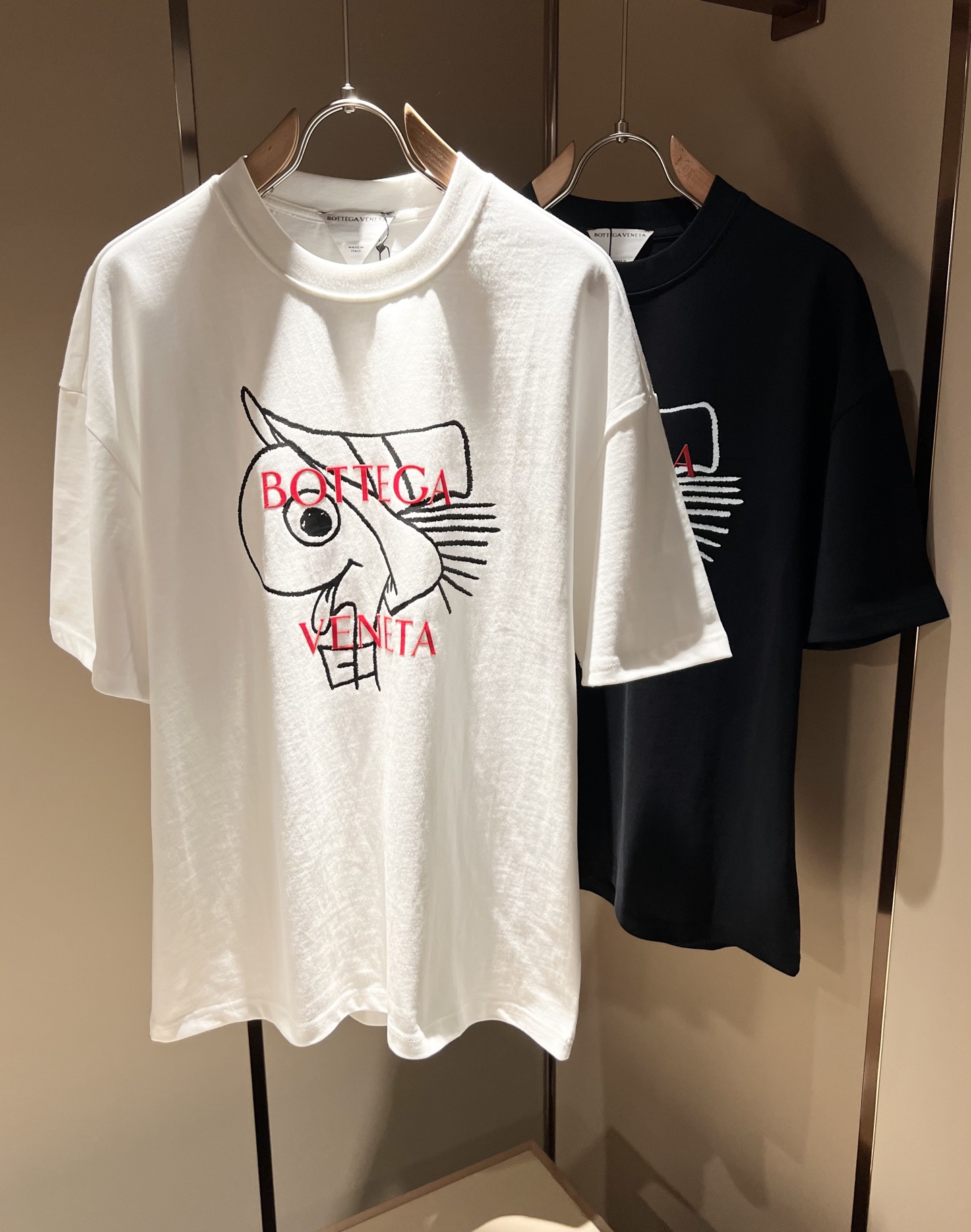 NO:132917,BottegaVene*a Bao*jia 2025 spring and summer new men's short-sleeved T-shirt, this is the most awesome solid color high-quality fabric so far this year!  !  !  Glue-pressing design for body logo pattern!  These alone are enough to beat the ordinary styles on the market. BV is really going to be fully powered this year!  Botte**Veneta 2025 Spring and Summer Series, orders from Taiwan trading companies, and available in Hong Kong Lane Crawford. The unique design style is simple and elegant. Nowadays, only the original single trading company dares to make many colors that match the counter to meet all the matching needs of men!  !  The details are in place and are reflected in the natural light. You can see this at a glance and instantly improve the texture of the clothes. And the fabric of this clothes took 6 months!  !  !  Size S-2XL, bottega veneta, bottega veneta, T-shirt,tees, t-shirt,alexander wang19860909BottegaVene*a宝*嘉 2025春夏新款男士短袖T恤,这是今年目前为止最牛批的一款纯色高品质面料！！！衣身logo图案压胶设计！光是这些就足够吊打市面上那些一般的款式了,BV今年是真的要火力全开了！Botte**Veneta 2025春夏系列,来自台湾贸易公司的订单,香港连卡佛也有售.独特的设计风格简约大气,这年头也只有原单贸易公司才敢做出足以匹敌专柜的诸多颜色来,满足一切男士的搭配需求！！细节到位自然光下体现的淋漓尽致.这个您入手一目了然,瞬间提升了衣服的质感.并且此款衣服面料,耗时6个月！！！尺码 S-2XL,,bottega veneta,bottega veneta,T-shirt,tees，t-shirt,alexander wang,Men's clothing