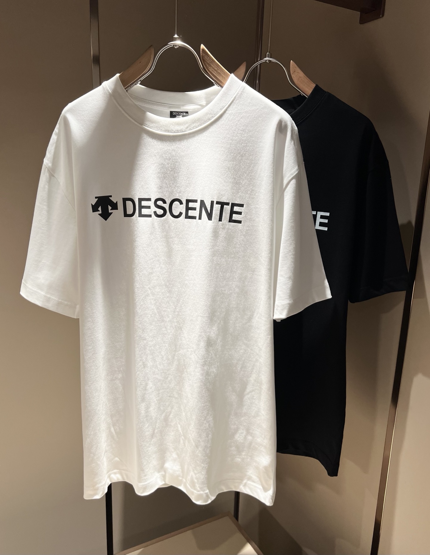 NO:132916,DESCENTE, a new short-sleeved T-shirt in 2025 spring and summer, a professional sports brand since 1935. For more than 80 years, it has always adhered to the 