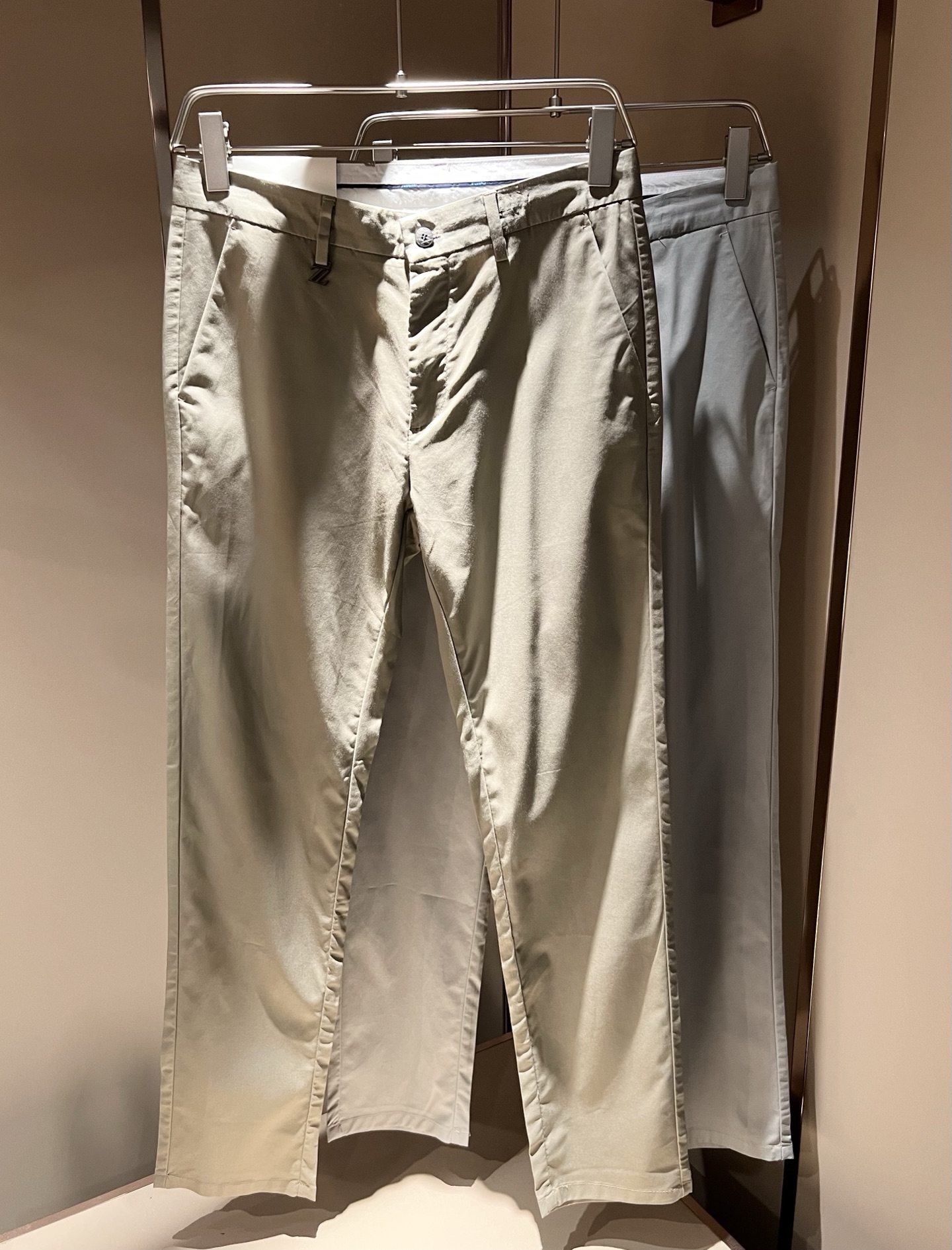 NO:132911,Ermenegildo Zeg*aJia 2025 spring and summer new men's casual trousers, the finale of the channel goods have appeared!  !  Sold simultaneously at the counter!  It is no exaggeration to say that this trouser is made from the original OEM channel, not a bragging original OEM, but is a product from the domestic ready-to-wear OEM factory officially authorized by Jenia!  Therefore, the ratio of quantity and size is extremely short, so you can earn it if you grab it!  The best pants in spring and summer are officially unveiled!  !  !  !  !  !  Zegna's things have always been one of the only essential outfits for successful business people!  Not everyone can easily surpass the brand's high-end style and its own strong aura. No matter which season the style is, it is a standard temperament!  However, the fabric style is between business and casual and daily wear, and customizes original hardware logo accessories!  Only Jenya, who can design a pair of trousers so well-suited to the public, is the only one who focuses on men's clothing, business and casualness!  Whether you wear this style in a casual occasion or in a business occasion, you must wear it well and be able to wear it to your own taste!  Pants that give yourself unlimited points!  Size 30-4037 39, zegna,alexander wang19860909Ermenegildo Zeg*a杰*亚 2025春夏新款男士休闲西裤,压轴的渠道货出现了！！柜台同步销售！ 毫不夸张的说,此款裤装是原厂代工渠道的货,并不是吹牛的原厂代工,完全是由杰尼亚官方授权的国内成衣代工厂出来的产品！所以数量跟尺码配比都极度紧缺,抢到就是赚到！春夏最好的裤装正式揭幕！！！！！！Zegna的东西,从来都是成功商务人士的专属必备行头之一！品牌高级的格调以及自带强大的气场并不是所有人都能轻易凌驾的.无论哪季的款式都是都是气质标配！但是面料版型又介乎于商务休闲跟日常穿着之间,定制原版五金logo辅料配件！能将一款裤装设计到如此贴合大众穿着,也就只有专注于男装商务休闲的杰尼亚了！不论您是休闲场合穿搭,或者商务场合此款都能搭配的恰到好处要穿,就必须穿好的,能穿出属于自己品味的！给自己无限加分的裤子！尺码30-4037 39,,zegna,alexander wang,Men's clothing