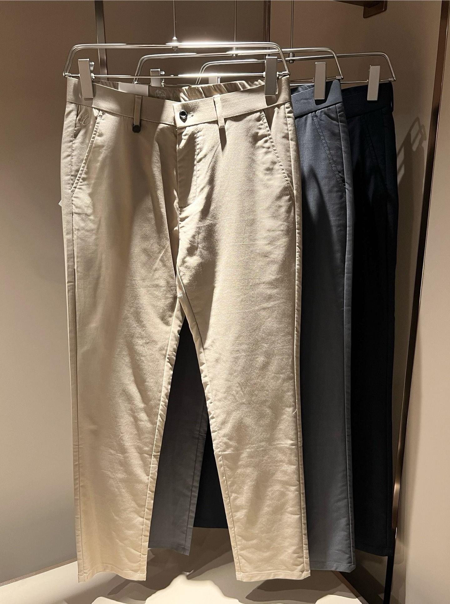 NO:132902,BC-Brunello Cucineli 2025 spring and summer new men's fashion high-end casual pants, Hong Kong foreign business channel goods, original Japanese production, pure blood quality, perfectly continues the essence and genes of LOE*'s home. From the main fabric to the detailed craftsmanship, all show the ingenuity of quality, use multiple brand elements to interpret, and choose expensive materials to build a leather logo design!  Identity manifestation that belongs to the soul!  Customers supply high-end imported elastic spandex fabrics, very high-end and fashionable detailed craftsmanship, red ear cloth is completed by a specific antique loom, this element represents a very worthy of careful taste and pleasant experience!  In terms of matching, it is invincible and explains the versatility in place, with ingenious details and exquisite accessories. The auxiliary materials are all provided by foreign merchants. They are tailored and slim, and the upper body is lifted with an excellent effect. They are a styling item that is hard to come by!  Size 30-40, brunello cucinelli,loewe,alexander wang19860909BC-Brunello Cucineli 2025春夏新品男士时装款高端休闲裤,香港洋行渠道货,日本原厂出品,纯血统品质,完美延续了LOE*家的精髓与基因,从主体面料到细节工艺,无不彰显出品质的匠心所在,运用多个品牌元素标识来诠释,选取矜贵的材质构建皮革logo设计！属于灵魂式的身份彰显！客供高级进口弹力氨纶面料,非常高级且时髦的细节工艺,赤耳布是由特定古董织布机完成,此元素代表非常值得细品悦人！在搭配上所向无敌,把百搭阐释到位,细节匠心考究,辅料皆为外商客供,剪裁合体修身,上身提臀效果绝佳,可遇而不可求的造型单品！尺码30-40,,brunello cucinelli,loewe,alexander wang,Men's clothing