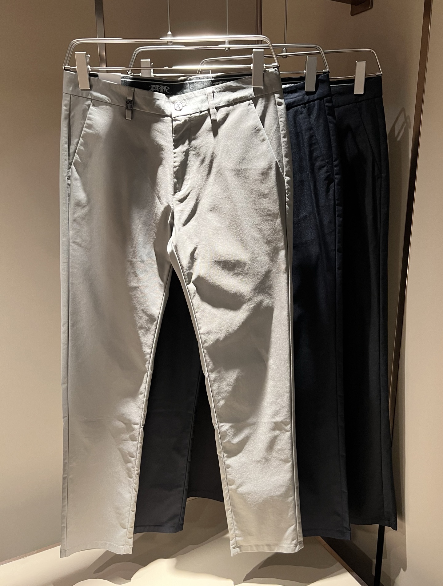 NO:132908,Dio*r Dijia 2025 spring and summer new men's casual pants, classic fashionable and versatile casual pants for men! Trading company channels are rare, and it is the leading official website for sale! An indispensable versatile product in the wardrobe, convenient and comfortable to wear and very easy to match with fashionable styles! This casual pants are carefully selected and supplied by customers with high-quality 95 pure cotton and 5 spandex blended material. It has excellent comfort and breathability. It feels skin-friendly and comfortable to wear. How high is the texture of the fabric? You will know immediately when you get the actual product. It can definitely be called an excellent product for unlimited repurchase! The back bag hardware logo logo is the most recognizable classic element of Dior's home. The custom YKK metal zipper is provided by the customer. The trousers are meticulous and smoothly lined inside the trousers, and the details are more exquisite. It shows excellent craftsmanship and is enough to allow quality controls to take away with them with their eyes closed! The basic regular straight-fitting style cut has no restrictions on body shape. The invincible versatile color combination easily challenges any top, perfectly combining business and casual style outfit! Size 30-40 37 39,,dior,dior,dior,alexander wang19860909Dio*r迪家 2025春夏新款男士休闲裤,男士经典时尚百搭休闲西裤!贸易公司渠道稀出,领先官网发售!衣橱里不可或缺的百搭臻品,穿着便捷舒适又非常极易搭配时尚造型!此款休闲西裤用心甄选客供优质95纯棉,5氨纶混纺材质而成,舒适性与透气性兼优,着穿触感亲肤舒适,面料的质感有多高级,实物到手你立刻便知,绝对可以称为无限回购的绝佳臻品！后袋五金logo标识,都是迪奥家最具辦识度的经典元素,门襟客供定制YKK金属拉链,裤身内里缜密平顺的走线,细节方面更为考究,极好的彰显了出色工艺,足以让品控们闭眼收走!基础常规的直筒版型裁剪,对于体型没有限制可言,无敌的百搭配色,轻松挑战任何上装,完美兼具商务与休闲风格穿搭!尺码30-40 37 39,,dior,dior,dior,alexander wang,Men's clothing