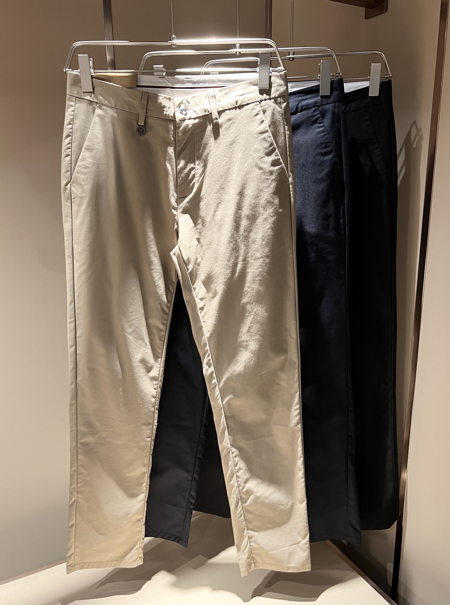 NO:132905,BURBER*Y Ba*li 2025 early spring men's casual trousers, classic basic men's straight-leg pants, simple solid color and versatile hardware logo accessories, classic inner British style strips wrapped around, obvious iconic, a must-have for wardrobe, on sale in counters, full quality foreign trade orders. It has a strong British style. It has long been synonymous with luxury, quality, innovation and eternal classics. Its windbreaker is famous all over the world as a brand logo. It has a traditional British design style, with unique fabrics and elegant style. The drastic transformation design forms a continuous totem print, and the simple font replaces the classic knight logo, completely subverting the original style.  The counter model show series is very fashionable, a simple, refreshing, fashionable and versatile casual style. They are all super stylish, and it is the dazzling dark horse this season and the most appropriate color. Size 30-40 37 39, burberry, alexander wang19860909BURBER*Y巴*莉 2025早春男士休闲西裤,男士经典基础款小直筒裤 简洁纯色百搭款五金logo辅料配合 经典内里英伦风条包边,标志性明显,衣橱必备,专柜在售,全品相外贸订单.是具有浓厚英伦风格.长久以来成为奢华、品质、创新以及永恒经典的代名词,旗下的风衣作为品牌标识享誉全球.带有一股英国传统的设计风格,独特的布料、大方优雅为主.大刀阔斧的转型设计,组成连续图腾印花,简约的字体取代了经典的骑士标志,彻头彻尾地颠覆了原始风格. 专柜模特走秀系列,非常时尚一款简单清爽时尚百搭休闲款,都超级有型,更是本季让人眼前一亮的黑马,也是最应景的色彩,尺码30-40 37 39,,burberry,alexander wang,Men's clothing