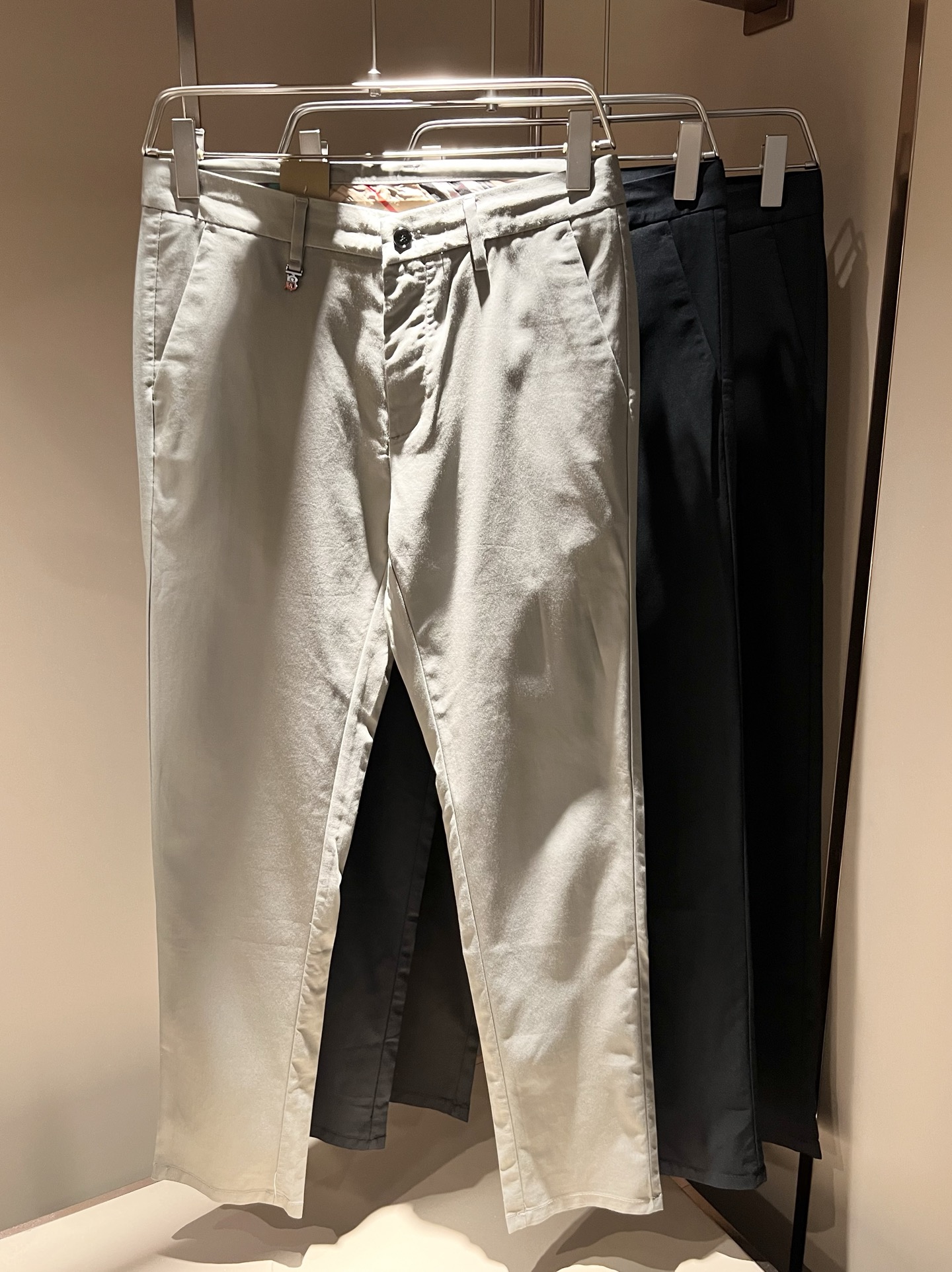 NO:132899,BURBER*Y Ba*li 2025 early spring men's casual trousers, classic basic men's straight-leg pants, simple solid color and versatile hardware logo accessories, classic inner British style strips wrapped around, obvious iconic, a must-have for wardrobe, on sale in counters, full quality foreign trade orders. It has a strong British style. It has long been synonymous with luxury, quality, innovation and eternal classics. Its windbreaker is famous all over the world as a brand logo. It has a traditional British design style, with unique fabrics and elegant style. The drastic transformation design forms a continuous totem print, and the simple font replaces the classic knight logo, completely subverting the original style.  The counter model show series is very fashionable, a simple, refreshing, fashionable and versatile casual style. They are all super stylish, and it is the dazzling dark horse this season and the most appropriate color. Size 30-40 37 39, burberry, alexander wang19860909BURBER*Y巴*莉 2025早春男士休闲西裤,男士经典基础款小直筒裤 简洁纯色百搭款五金logo辅料配合 经典内里英伦风条包边,标志性明显,衣橱必备,专柜在售,全品相外贸订单.是具有浓厚英伦风格.长久以来成为奢华、品质、创新以及永恒经典的代名词,旗下的风衣作为品牌标识享誉全球.带有一股英国传统的设计风格,独特的布料、大方优雅为主.大刀阔斧的转型设计,组成连续图腾印花,简约的字体取代了经典的骑士标志,彻头彻尾地颠覆了原始风格. 专柜模特走秀系列,非常时尚一款简单清爽时尚百搭休闲款,都超级有型,更是本季让人眼前一亮的黑马,也是最应景的色彩,尺码30-40 37 39,,burberry,alexander wang,Men's clothing