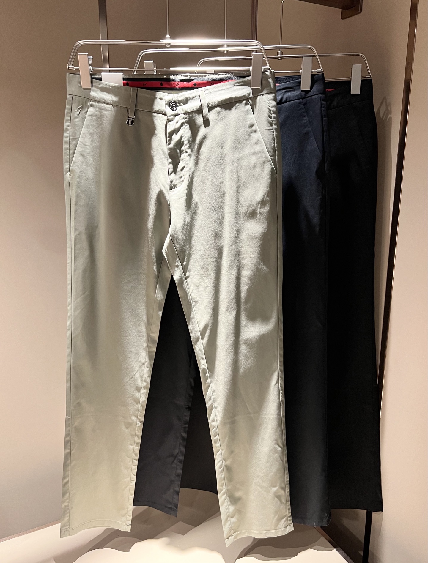 NO:132897,Moncl*rMon*kou 2025 Spring and Summer Latest Trade Order Casual Stretch Spandex Trousers!  Full quality!  !  Original logo hardware accessories design!  Customized exclusive cotton fabric cut!  The upper body is comfortable and breathable, not stiff, and the overall three-dimensional feeling is rich and the quality is exported to meet the simple needs of commuters for dressing. The upper body is very effective, it looks slim and does not picky about the figure. The fabric workmanship is impeccable. Only good craftsmanship can make you look good and tasteful. It is a must-have item for everyone!  Size 30-40 37 39,,christian louboutin,alexander wang19860909Moncl*r蒙*口2025春夏最新的贸易订单休闲弹力氨纶西裤！全品相！！原版logo五金辅料配件设计！定制专属纯棉面料剪裁！上身舒适透气,不僵硬,整体有着丰富的立体感,品质出口订单,满足通勤人们对于着装的简约需求,上身效果很好,显瘦,不挑剔身材.面料做工....无可挑剔,好工艺好面料才能穿出好品味一款,人手必备单品！尺码30-40 37 39,,christian louboutin,alexander wang,Men's clothing