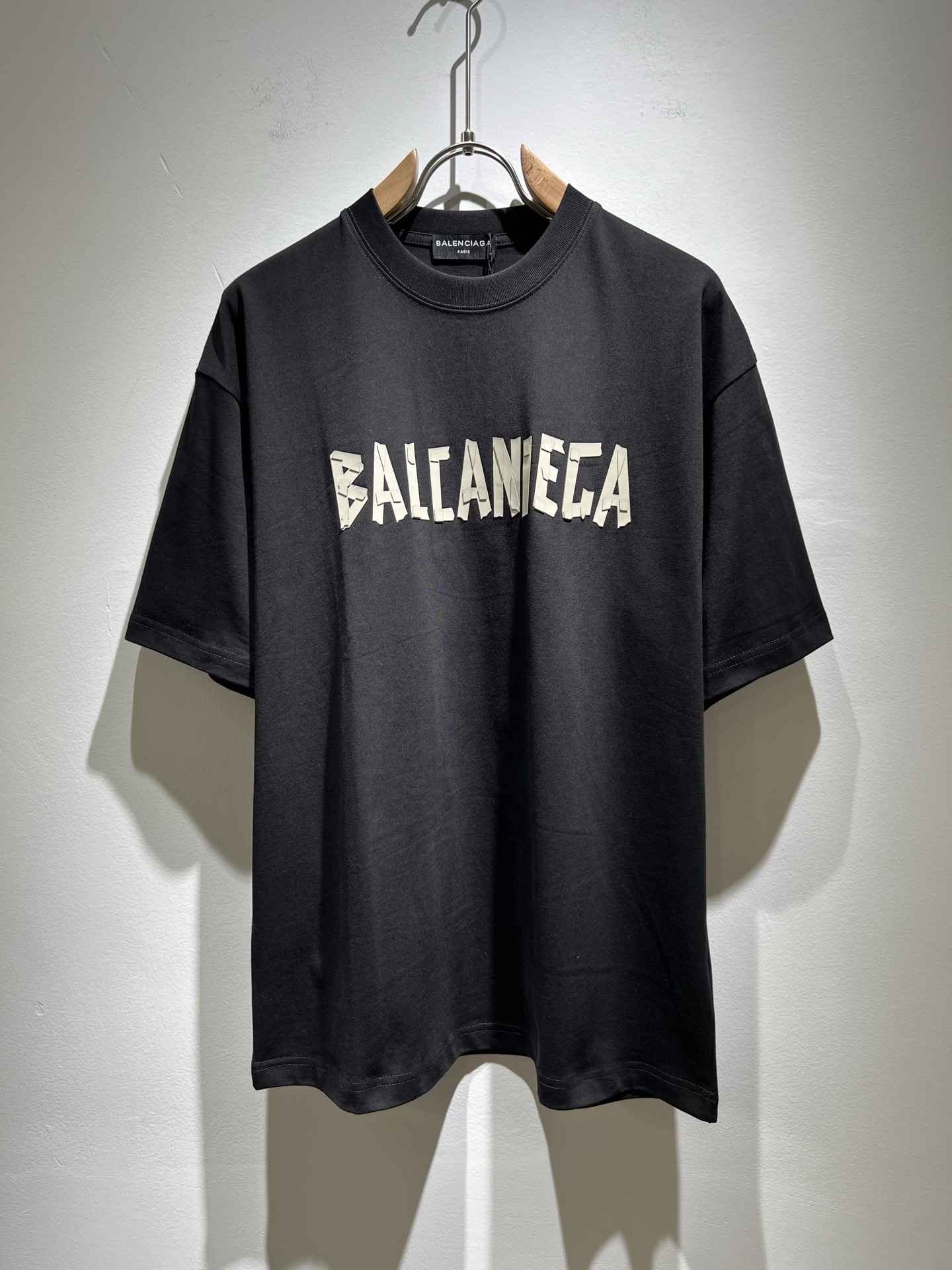 NO:132931,BALENCI*GA Paris* Home 2025 Spring and Summer New Men and Women's Same Short-Sleeve T-shirt!  Show pattern logo velvet-filled fashionable casual short-sleeved T-shirt!  Design logo glue pressing design!  The most designed and selected customer-supplied 260g pure cotton fabric, which feels soft and skin-friendly, is comfortable and breathable, and you can’t picky about the real thing!  Loose, small, shoulder-dead round neck cut, genderless couple mixed styles, opening up a new fashion charm!  Differentiate the market version of the high-end custom series!  Size S-3XL, balenciaga, T-shirt,tees, t-shirt,alexander wang19860909BALENCI*GA巴黎*家 2025春夏新款男女同款短袖T恤！走秀图案logo压绒时尚休闲短袖T恤衫！设计logo压胶设计！极具设计精选客供260g纯棉面料,手感柔软亲肤,着身舒适透气性都无法挑剔,实物绝对会让你爱不释手！宽松小落肩的圆领版型裁剪,无性别主义的情侣混穿款式,打开全新的时装新韵味！区别市场版本高定系列！尺码S-3XL,,balenciaga,T-shirt,tees，t-shirt,alexander wang,Men's clothing
