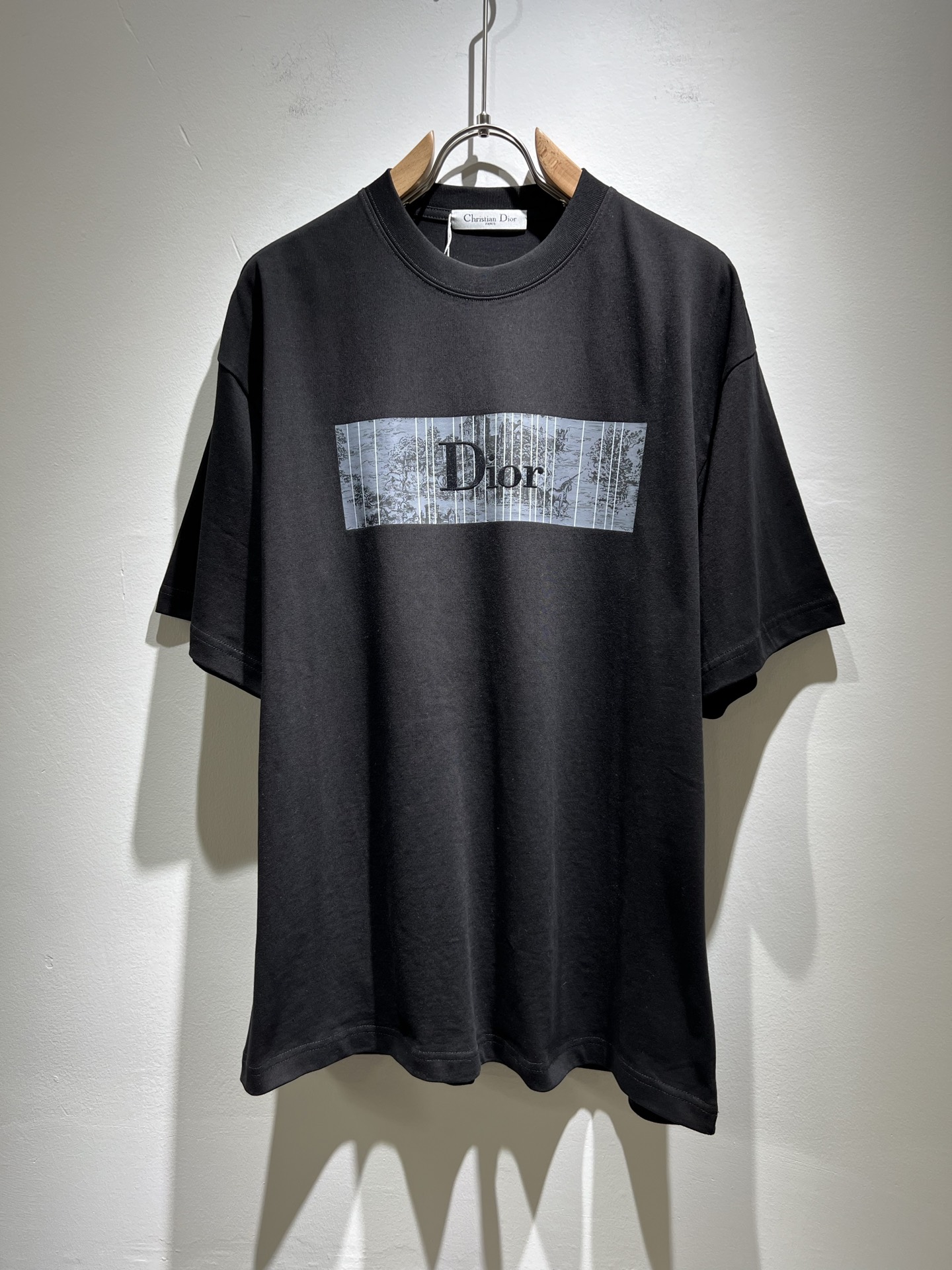 NO:132926,Dio*Dijia 2025 spring and summer new short-sleeved T-shirt for men and women, and the counter is available at the same time!  Customized exclusive 260g pure cotton fabric, customized original craft threads, chest logo pattern velvet craft design!  Simple and generous, calm and versatile, extremely high-end, perfectly integrated with fashion and style, a top fashionable style that perfectly suits the outside wear!  The overall feeling is natural!  The ultimate classic versatile short-sleeved T-shirt adopts the latest three-dimensional letter logo velvet-filled elements design!  The ultimate perfection of heavy industry!  Fans who pursue high quality are please buy them by themselves, and all fans who know the goods are invited to appreciate this model together!  !  Size S-2XL, dior,dior,t-shirt,tees,t-shirt,alexander wang19860909Dio*迪家 2025春夏新款男女同款短袖T恤,专柜同步发售！定制专属260克纯棉面料,定制原版工艺螺纹,胸前logo图案压绒工艺设计！简约大方,从容百搭,档次极高,完美融入时尚还有风情感一款完美符合外穿的顶尖时髦气质款！整体给人浑然天成的感觉！极致经典的百搭型短袖T恤,采用最新的立体字母logo压绒元素设计！极致的重工极致的完美！追求高品质的粉丝们请自行抢购,诚邀所有识货的粉丝一同鉴赏此款！！尺码S-2XL,,dior,dior,T-shirt,tees，t-shirt,alexander wang,Men's clothing