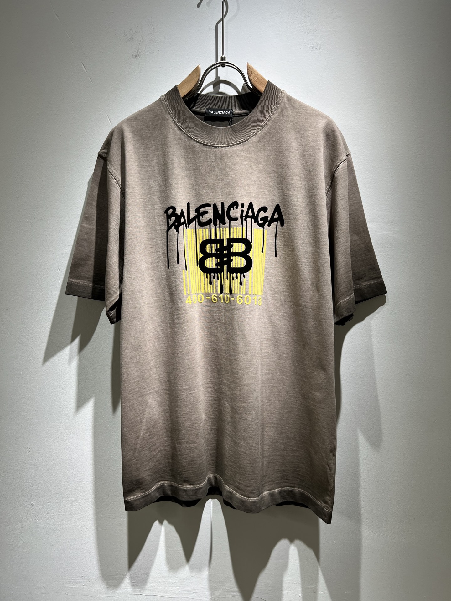 NO:132924,BALENCI*GA Paris* Home 2025 Spring and Summer New Men and Women's Same Short-Sleeve T-shirt!  Show pattern logo velvet-filled fashionable casual short-sleeved T-shirt!  Design logo printing design!  The most designed and selected customer-supplied 260g pure cotton fabric, which feels soft and skin-friendly, is comfortable and breathable, and you can’t picky about the real thing!  Loose, small, shoulder-dead round neck cut, genderless couple mixed styles, opening up a new fashion charm!  Differentiate the market version of the high-end custom series!  Size S-2XL, balenciaga, T-shirt,tees, t-shirt,alexander wang19860909BALENCI*GA巴黎*家 2025春夏新款男女同款短袖T恤！走秀图案logo压绒时尚休闲短袖T恤衫！设计logo印花设计！极具设计精选客供260g纯棉面料,手感柔软亲肤,着身舒适透气性都无法挑剔,实物绝对会让你爱不释手！宽松小落肩的圆领版型裁剪,无性别主义的情侣混穿款式,打开全新的时装新韵味！区别市场版本高定系列！尺码S-2XL,,balenciaga,T-shirt,tees，t-shirt,alexander wang,Men's clothing