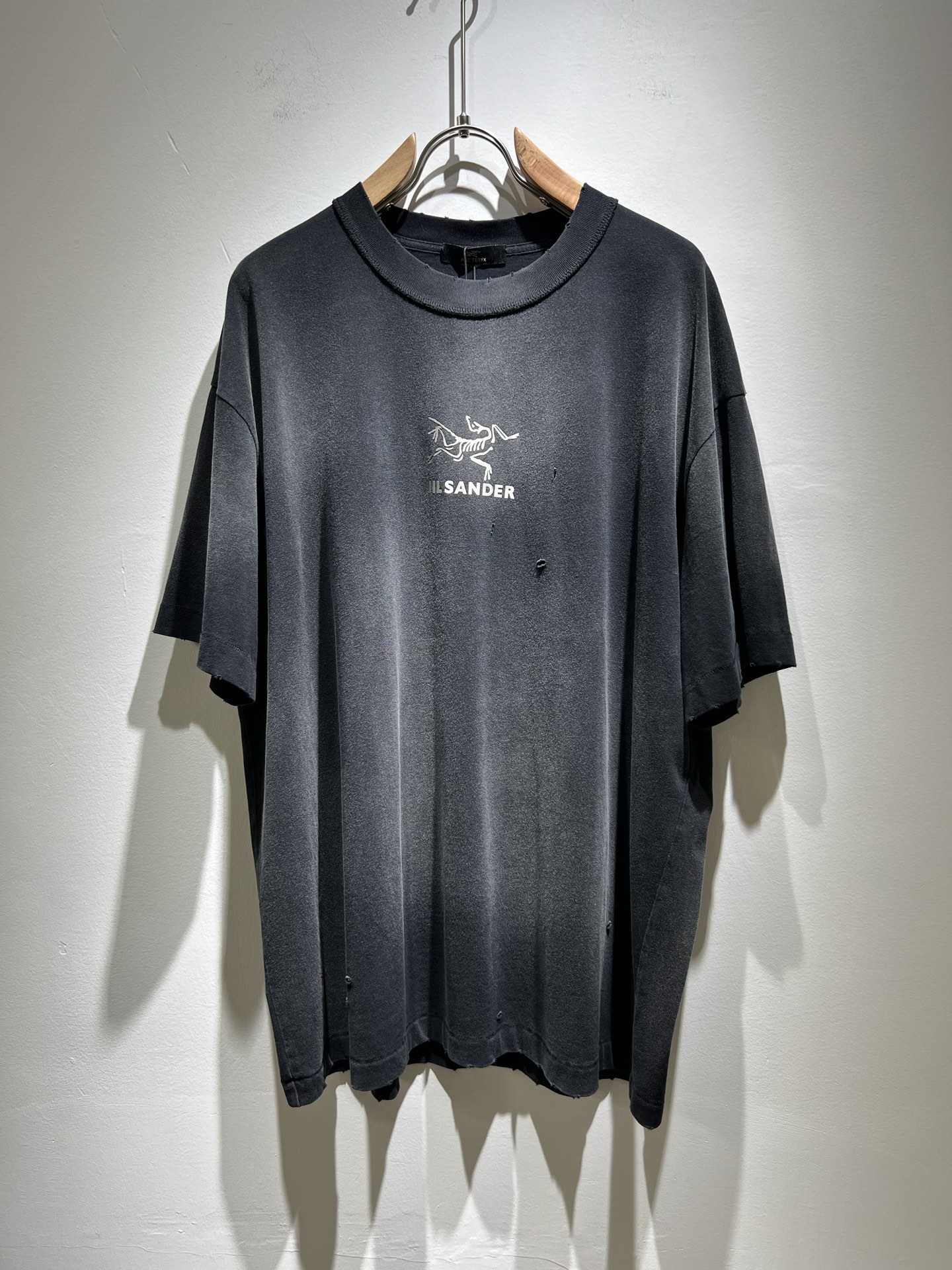 NO:132918,ARCTER*X Original Archaeological Bird 2025 spring and summer new style of old men and women's same short-sleeved T-shirts, outdoor brands may be the first thing that comes to mind is Canadian goose and Archaeological Bird. It gives people a feeling of trying out the label!  In addition to being quite accomplished in style design, the most obvious or most expert should be to have deeper and unique insights and attainments in fabrics. Through continuous structural research and problem-solving, and characterized by unique research on fabrics, these alone are enough to support it to become the first new logo brand image in the clothing manufacturing industry. This model is made of wash cotton!  The fabric after the seiko blending feels smooth and soft, and it has both natural beauty and comfort. The large body style is cut cleanly and cleanly, and the fabric shows a different hazy structural beauty. It is made of exclusive mold customization. The fabric and its technology test the workers, can be smooth and smooth without wrinkles!  Logo logo pattern glue pressing process design!  It really tests the handmade work of every master!  It makes the whole clean and neat, without leaving any thread. Now men who pursue life are more refined in life!  Size S-2XL, arc'teryx, T-shirt,tees, t-shirt,alexander wang19860909ARCTER*X始*祖鸟 2025春夏新款做旧男女同款短袖T恤,户外品牌可能大家第一想到的就是加拿大鹅、始祖鸟.给人一种标签试的感觉！除了在款式设计上颇有造诣之外,最明显或者说最为拿手的,应该就是在面料上的拥有更深独特见解跟造诣了.通过不断地结构研究和问题处理,在以面料独特研究为特征,仅凭这些就已经足以支撑其成为服装制造行业中,首屈可数的新标志品牌形象.此款采用洗水棉材质！通过精工混纺之后的面料,手感细滑柔软,同时兼具自然美感跟舒适度.大身上版型裁剪简洁干净,面料上显现出了不一样朦胧的结构性美感来.独家开模定制而成,面料及其考验工人的技术,能做到平整服帖又不起皱！标志logo图案压胶工艺设计！真的是很考验每位师傅的手工制作！使得整体干净利索,不留一丝线头.现在对于生活有所追求的男性也在生活中更为精致！尺码S-2XL,arc'teryx,T-shirt,tees，t-shirt,alexander wang,Men's clothing