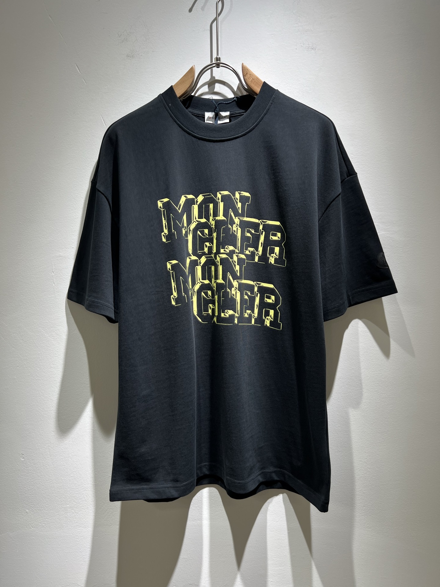 NO:132921,Moncler Mengjia 2025 Spring and Summer Latest Men and Women's Same Trade Order Short-sleeved T-shirt, Full Quality!  !  Internet celebrity style!  Designed with logo pattern!  The upper body is comfortable and breathable, not stiff, and the overall three-dimensional feeling is rich. Quality export orders, customized exclusive pure cotton fabric tailoring to meet the simple needs of commuters for dressing. The upper body is very effective, it looks slim and not picky about the figure. The fabric workmanship... Improper, only good craftsmanship can make you feel good and tasteful, a must-have item for everyone!  Size S-2XL, christian louboutin, T-shirt,tees, t-shirt,alexander wang19860909Moncler蒙家 2025春夏最新男女同款贸易订单短袖T恤,全品相！！网红款！采用logo图案印花设计！上身舒适透气,不僵硬,整体有着丰富的立体感,品质出口订单,定制专属纯棉面料剪裁,满足通勤人们对于着装的简约需求,上身效果很好,显瘦,不挑剔身材.面料做工....无可挑剔,好工艺好面料才能穿出好品味一款,人手必备单品！尺码S-2XL,,christian louboutin,T-shirt,tees，t-shirt,alexander wang,Men's clothing