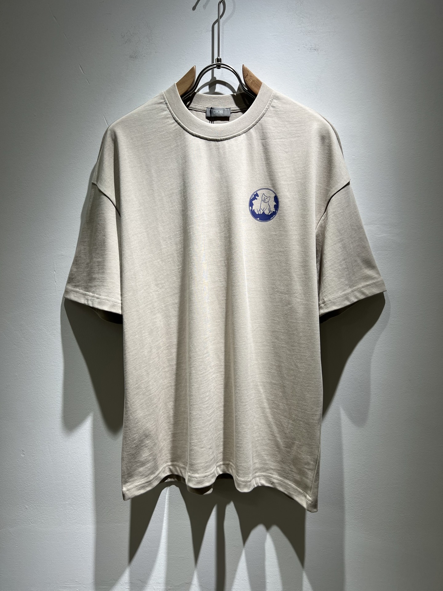 NO:132929,Dio*Dijia 2025 spring and summer new short-sleeved T-shirt for men and women, and the counter is available at the same time!  Customized exclusive 260g pure cotton fabric, customized original craft threads, front and rear logo pattern printing technology design!  Simple and generous, calm and versatile, extremely high-end, perfectly integrated with fashion and style, a top fashionable style that perfectly suits the outside wear!  The overall feeling is natural!  The ultimate classic versatile short-sleeved T-shirt is designed with the latest three-dimensional letter logo print elements!  The ultimate perfection of heavy industry!  Fans who pursue high quality are please buy them by themselves, and all fans who know the goods are invited to appreciate this model together!  !  Size S-2XL, dior,dior,t-shirt,tees,t-shirt,alexander wang19860909Dio*迪家 2025春夏新款男女同款短袖T恤,专柜同步发售！定制专属260克纯棉面料,定制原版工艺螺纹,前后logo图案印花工艺设计！简约大方,从容百搭,档次极高,完美融入时尚还有风情感一款完美符合外穿的顶尖时髦气质款！整体给人浑然天成的感觉！极致经典的百搭型短袖T恤,采用最新的立体字母logo印花元素设计！极致的重工极致的完美！追求高品质的粉丝们请自行抢购,诚邀所有识货的粉丝一同鉴赏此款！！尺码S-2XL,,dior,dior,T-shirt,tees，t-shirt,alexander wang,Men's clothing