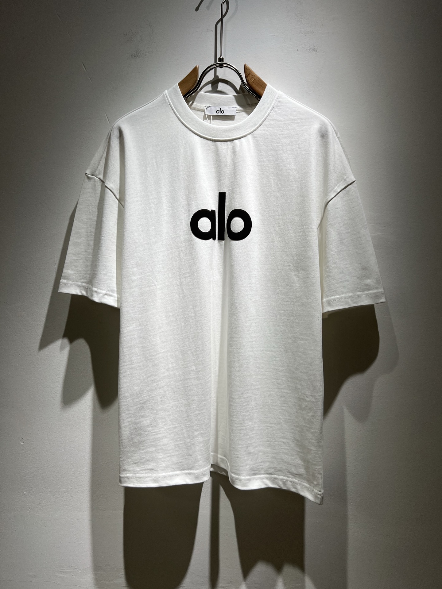 NO:132912,Alo 2025 Spring and Summer new series of products are launched, a very fashionable and avant-garde short-sleeved T-shirt for men and women, with logo logo pattern glue-touching!  Different from the past, it declares the design concept that has been passed down for many years in the brand!  Its eye-catchingness is no less than any classic style, perfectly presenting the fashionable, high-end and luxurious feeling in front of the world!  Made of imported 280 grams of cotton, selected high-quality pure cotton fabrics, soft and soft to the touch, the real thing is definitely beyond your imagination, close to the body and breathable, even if you sweat profusely, you will not feel greasy or stuffy, and will bring sweating and moisture absorption to the extreme!  Size S-2XL, T-shirt,tees,t-shirt,alexander wang19860909Alo 2025春夏全新系列单品上线,非常时髦前卫的一款男女同款短袖T恤,标识logo图案压胶修饰！区别于以往的不同,宣示品牌传承多年的设计理念！其吸睛度完全不亚于任何经典款式,将时髦高级感与奢华感完美呈现在世人眼前！客供进口280克全棉材质制成,精选优质纯棉面料,触感软糯亲肤细腻,实物到手绝对超乎你的想象,贴身无比舒适透气,即便是汗流浃背也不会有腻身及闷热感可言,将排汗吸湿性发挥到了极致！尺码S-2XL,,T-shirt,tees，t-shirt,alexander wang,Men's clothing